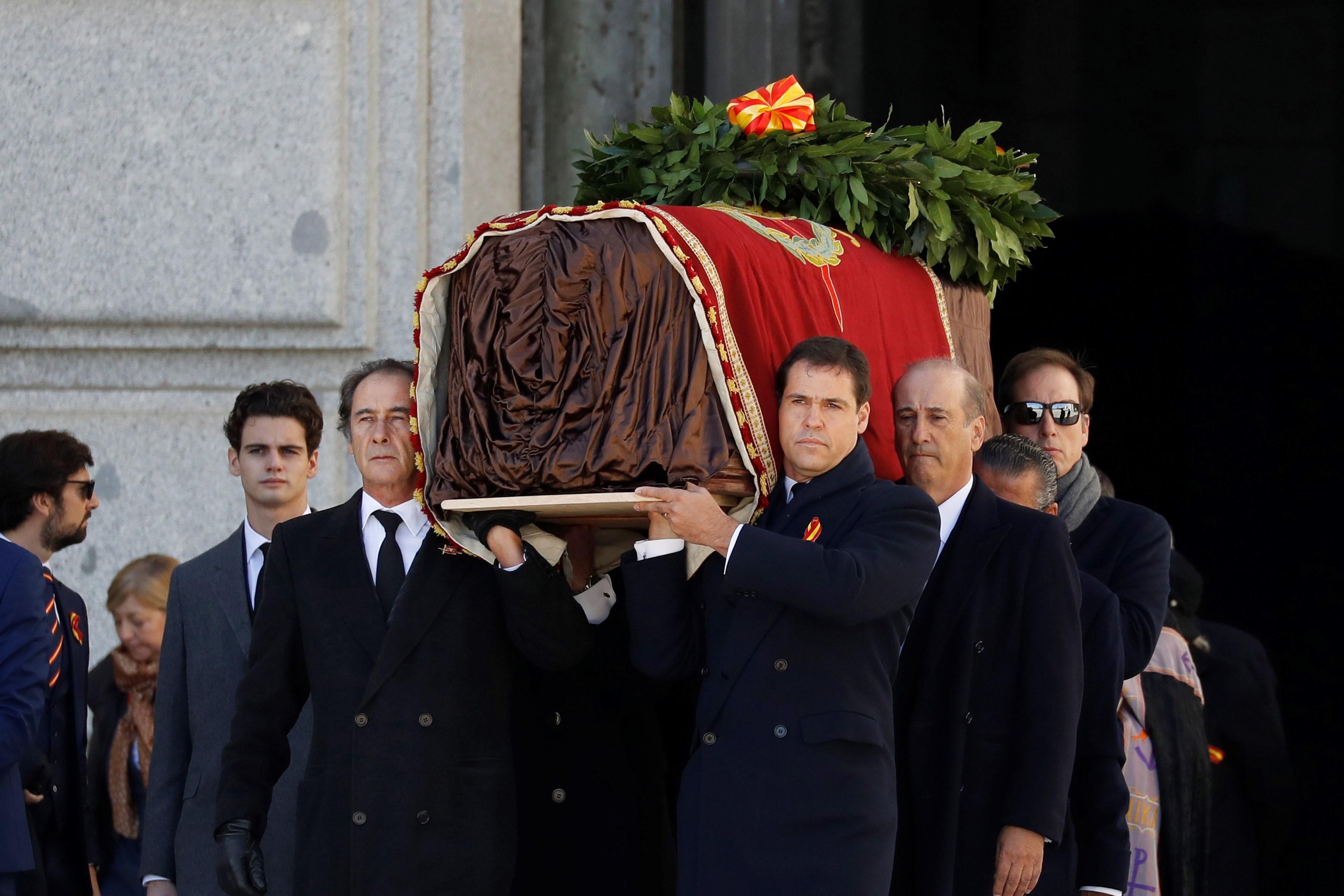 Los familiares de Francisco Franco portan el féretro con los restos mortales del dictador tras su exhumación en la basílica del Valle de los Caídos antes de su trasladado al cementerio de El Pardo-Mingorrubio para su reinhumación. EFE/Juan Carlos Hidalgo