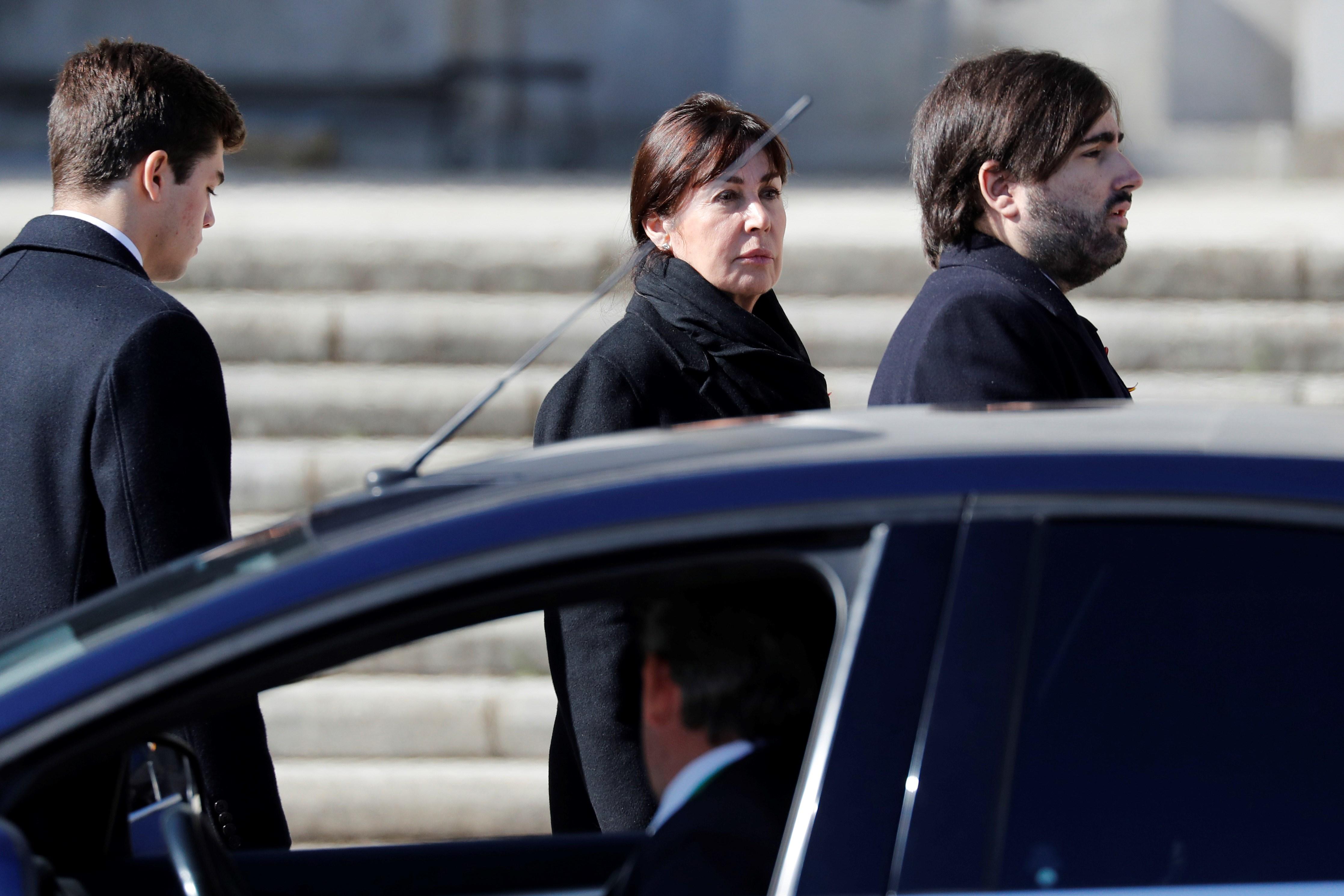 La nieta de Francisco Franco Carmen Martínez Bordiú observa el traslado del dictador tras su exhumación en el Valle de los Caídos antes de su trasladado al cementerio de El Pardo-Mingorrubio para su reinhumación. EFE/Juan Carlos Hidalgo