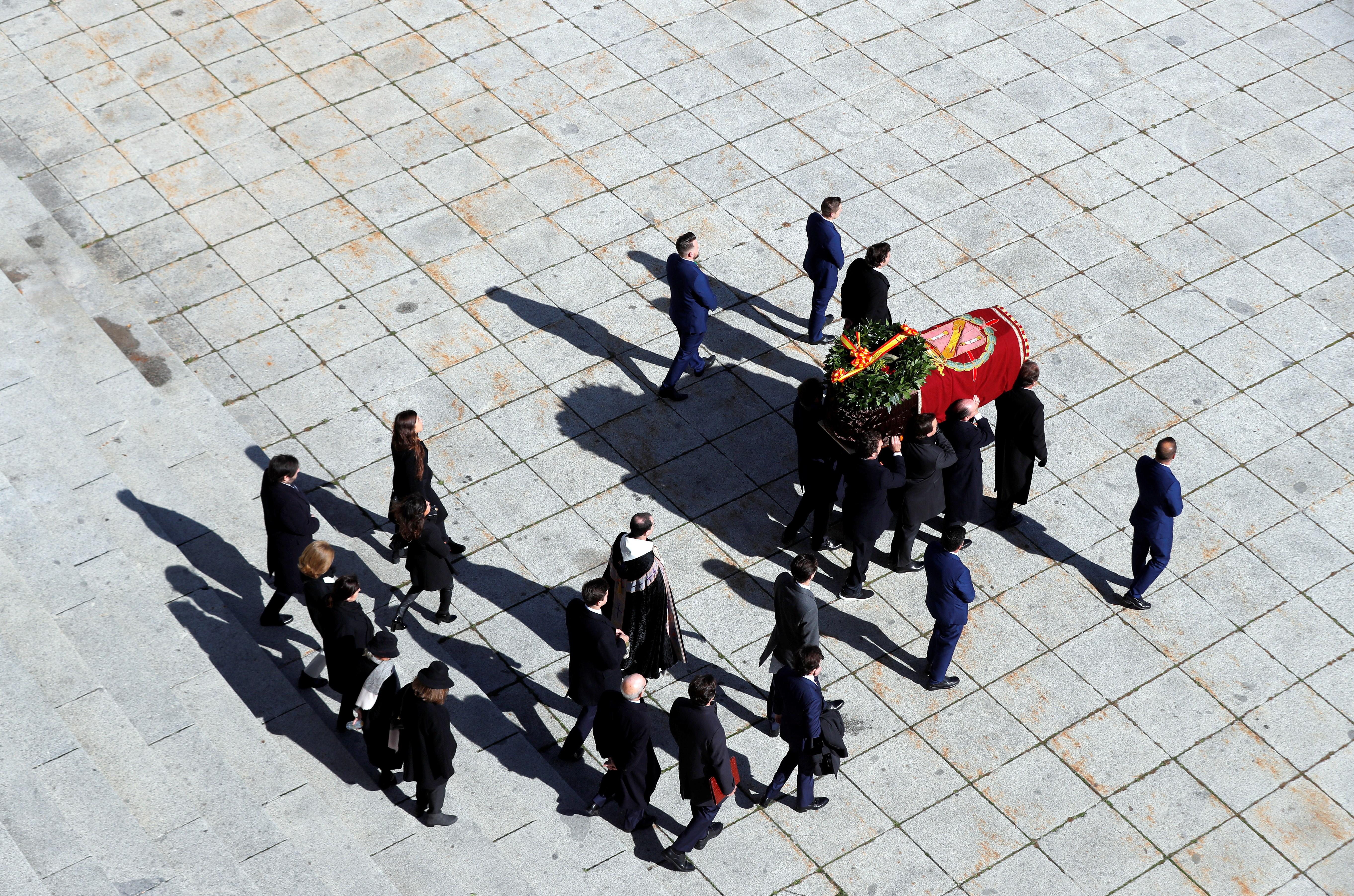 Familiares de Francisco Franco portan el féretro con los restos mortales del dictador tras su exhumación en la basílica del Valle de los Caídos antes de su trasladado al cementerio de El Pardo-Mingorrubio para su reinhumación. EFE/Emilio Naranjo