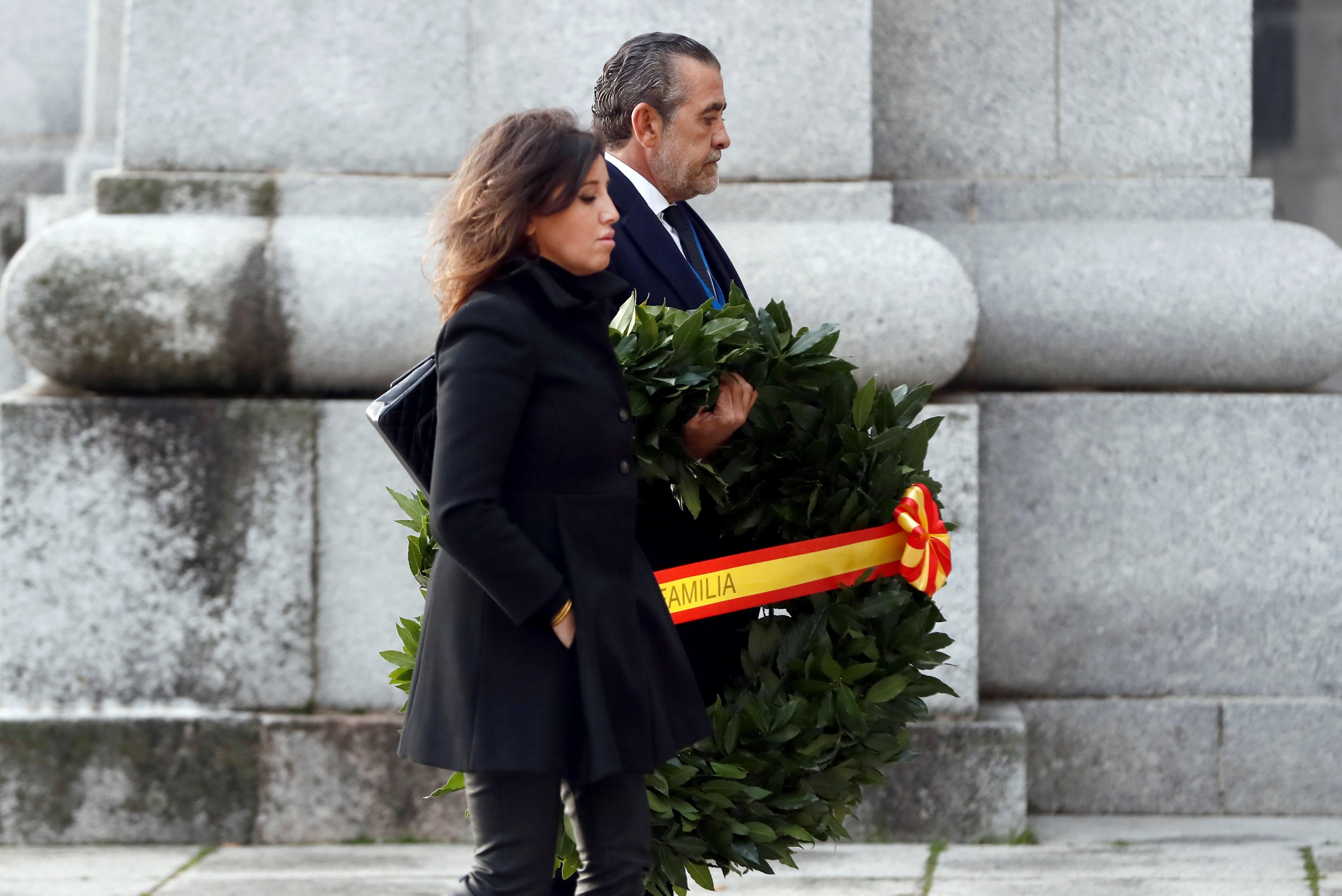 El nieto de Franco, Jaime Martínez-Bordiú y su pareja Marta Fernández a su llegada al Valle de los Caídos de donde serán exhumados los restos de Francisco Franco y trasladados al cementerio de El Pardo-Mingorrubio para su reinhumación. EFE/Mariscal