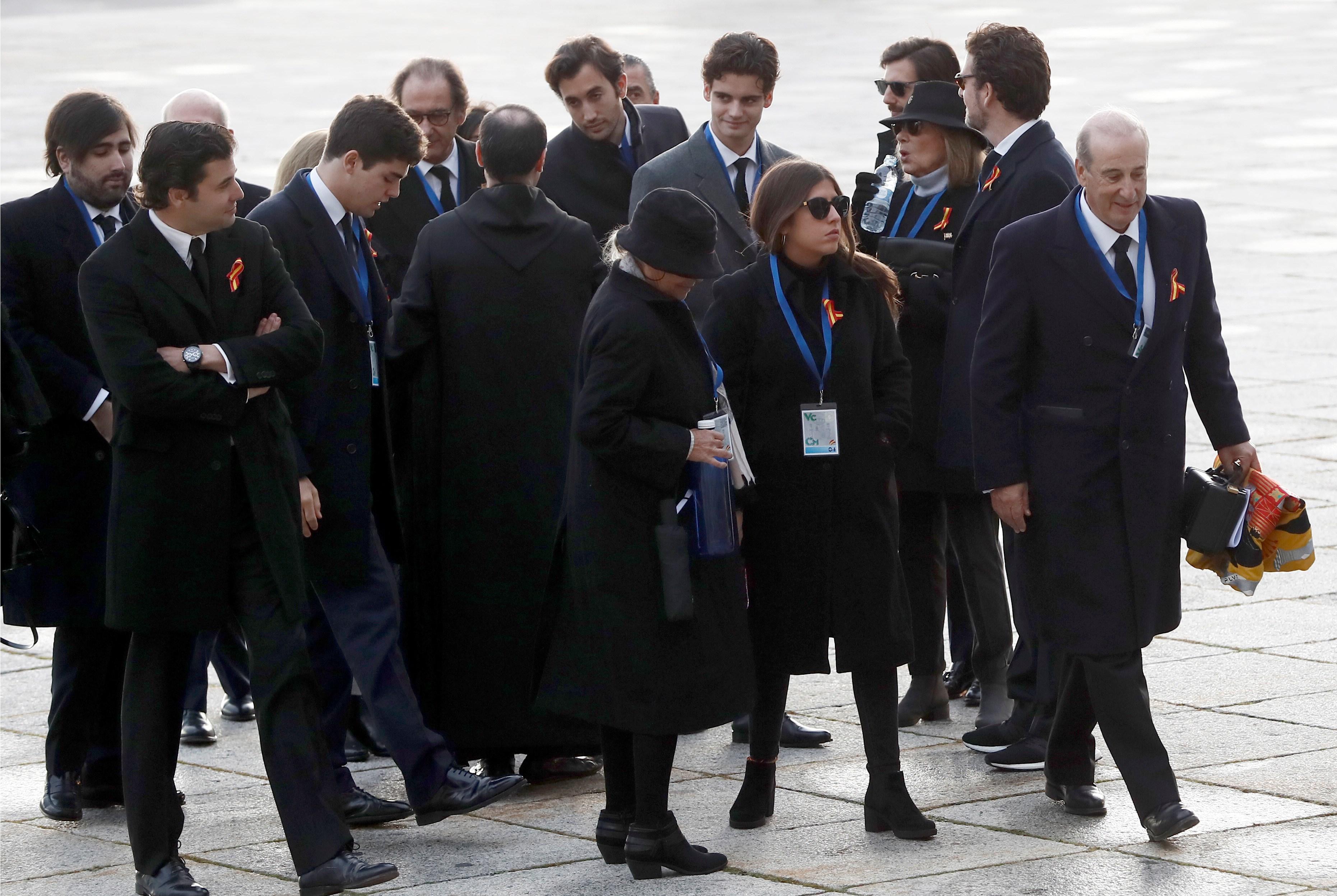 El nieto mayor de Franco, Francis Franco (d) con una bandera preconstitucional a su llegada al Valle de los Caídos de donde serán exhumados los restos de Francisco Franco y trasladados al cementerio de El Pardo-Mingorrubio para su reinhumación. EFE/Marisc