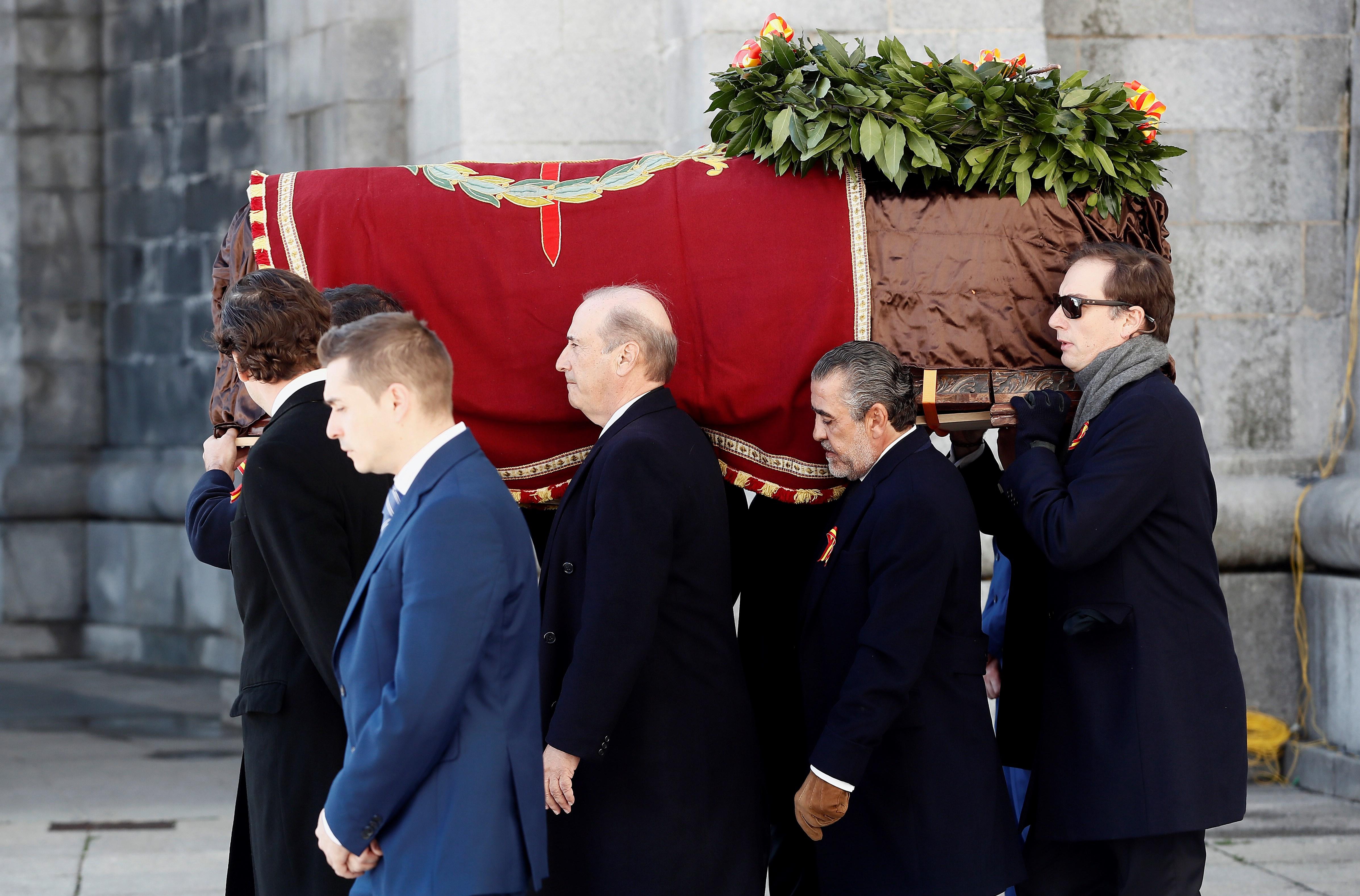 Los nietos de Francisco Franco, Francis Franco (c-i) y Jaime Martínez Bordiú (c-d) portan el féretro del dictador tras la exhumación en del Valle de los Caídos y antes de su trasladado al cementerio de El Pardo-Mingorrubio para su reinhumación. EFE/Marisc