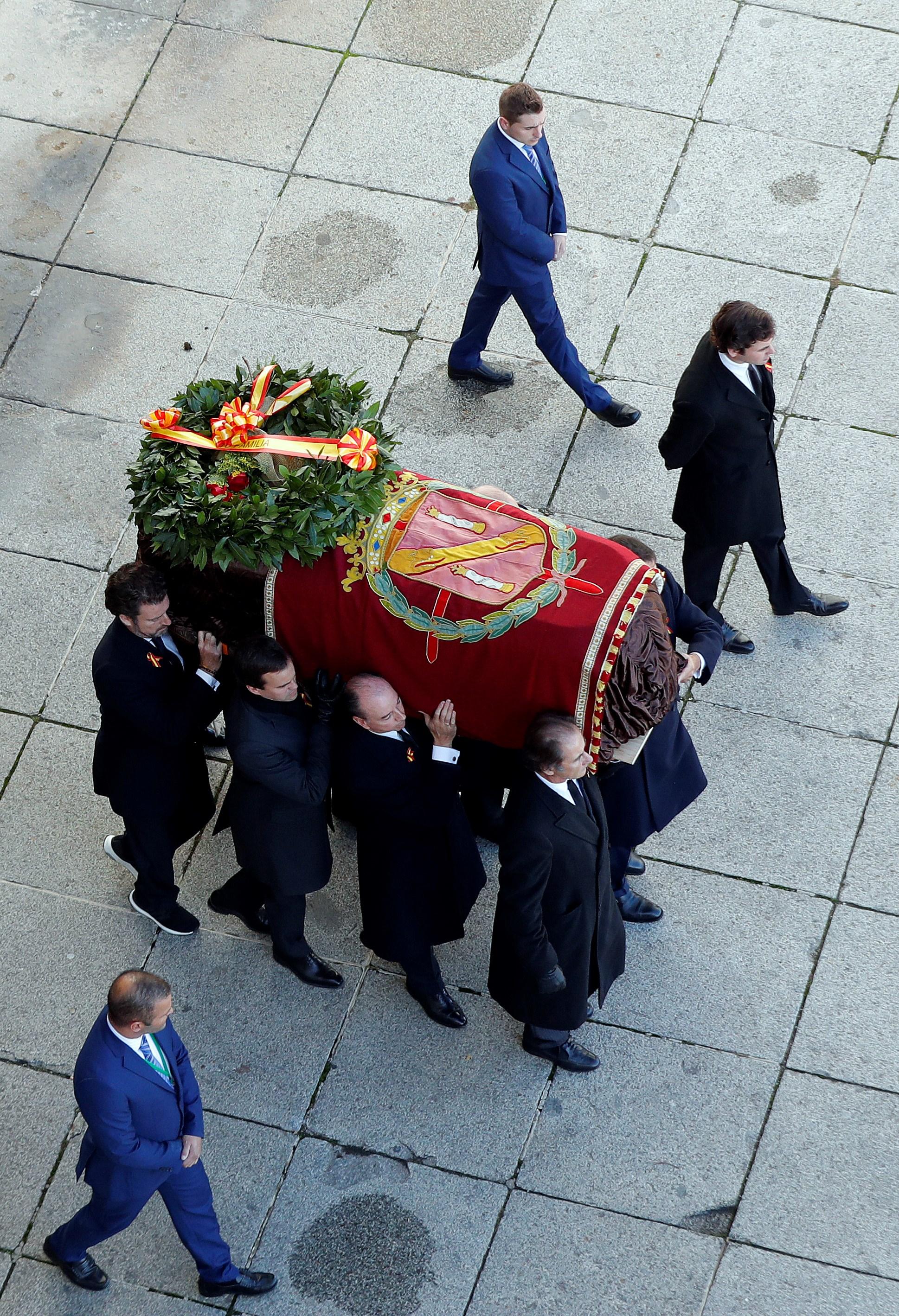 Familiares de Francisco Franco portan el féretro con los restos mortales del dictador tras su exhumación en la basílica del Valle de los Caídos antes de su trasladado al cementerio de El Pardo-Mingorrubio para su reinhumación. EFE/Emilio Naranjo