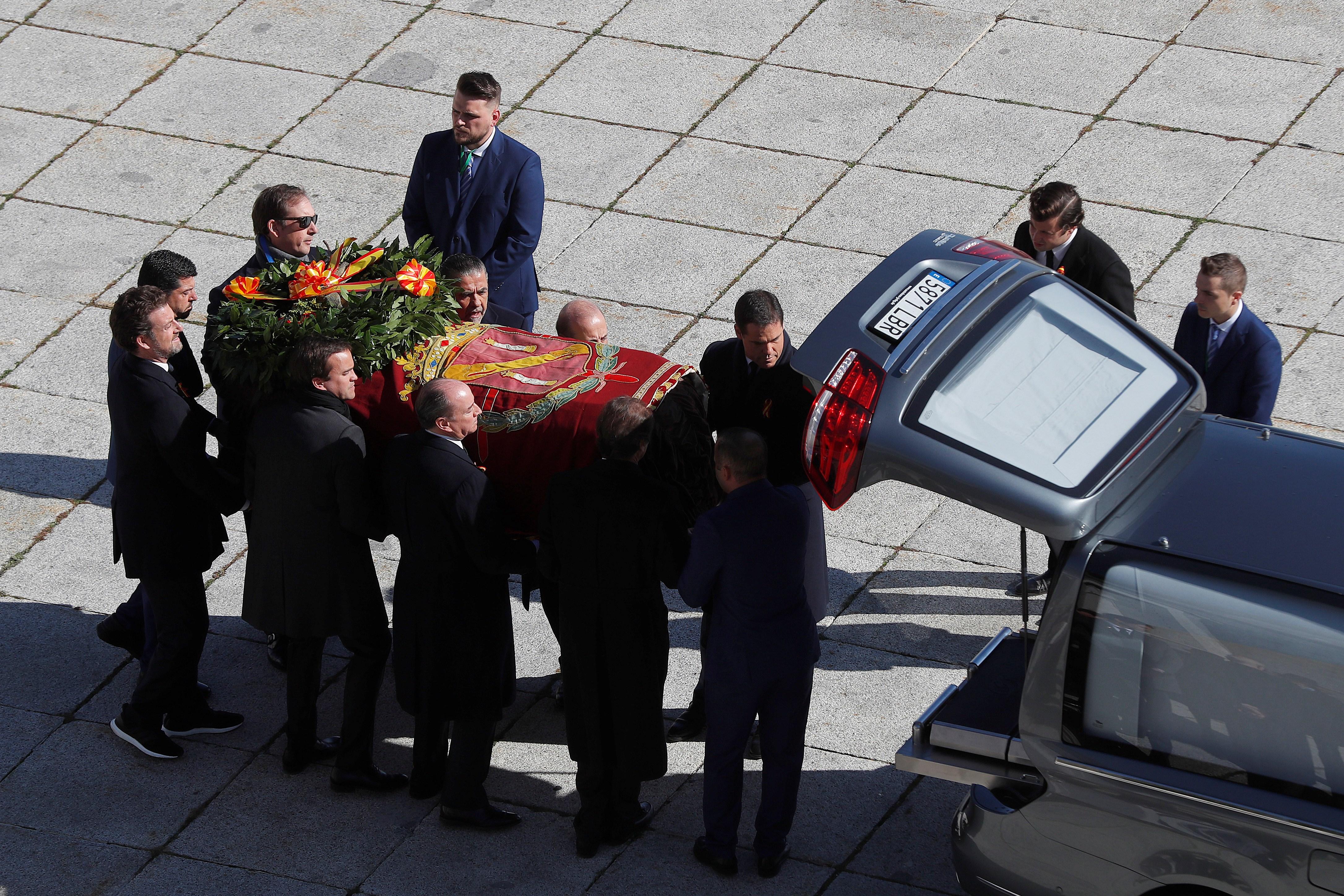 Los familiares introducen el féretro con los restos mortales de Francisco Franco tras su exhumación en un coche en el Valle de los Caídos antes de su trasladado al cementerio de El Pardo-Mingorrubio para su reinhumación. EFE/Emilio Naranjo