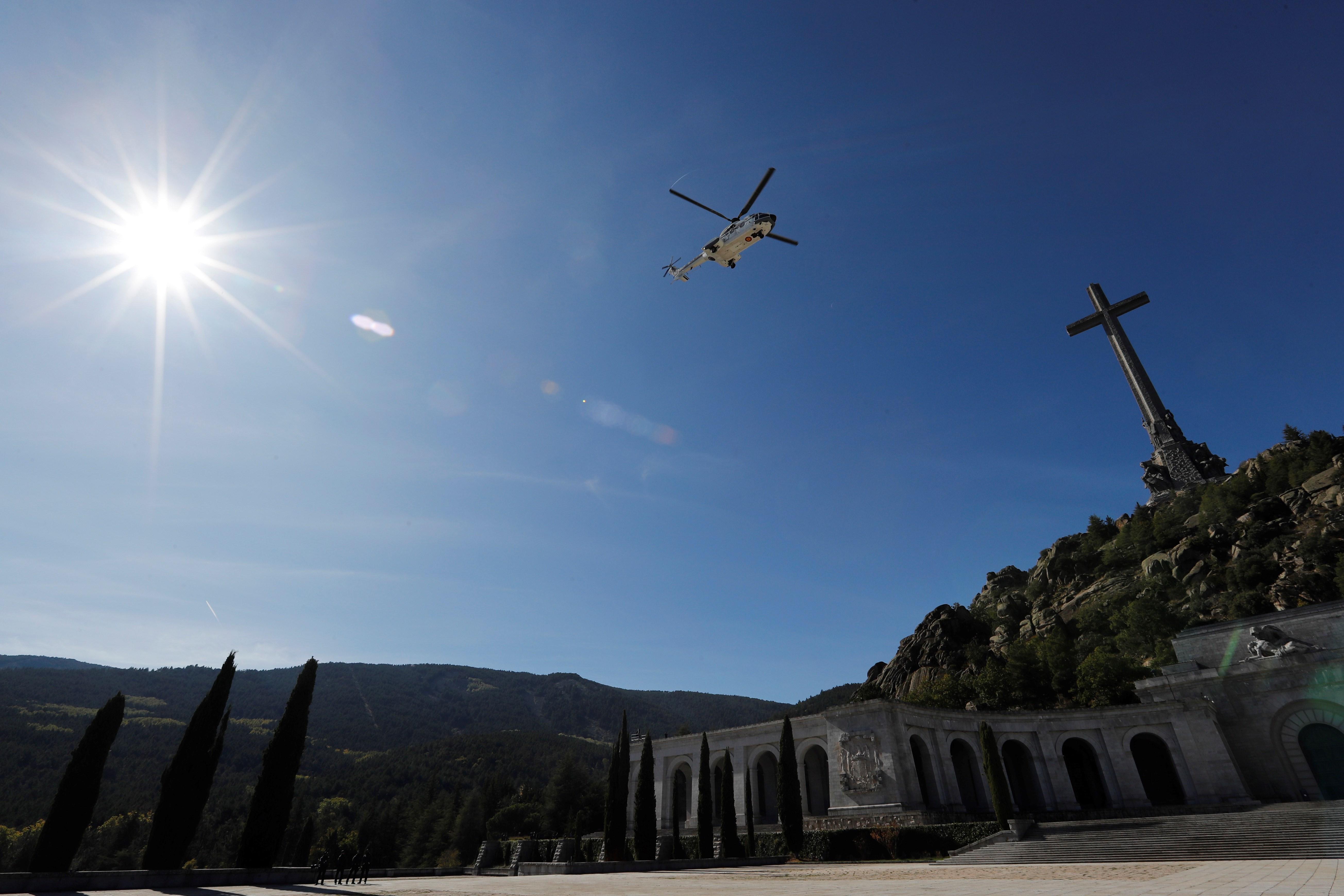 El helicóptero Super Puma del Ejército del Aire que traslada los restos mortales de Francisco Franco, despega la Basílica del Valle de Los Caídos rumbo al cementerio de El Pardo-Mingorrubio donde se procederá a la reinhumación del dictador. EFE/Juan Carlo
