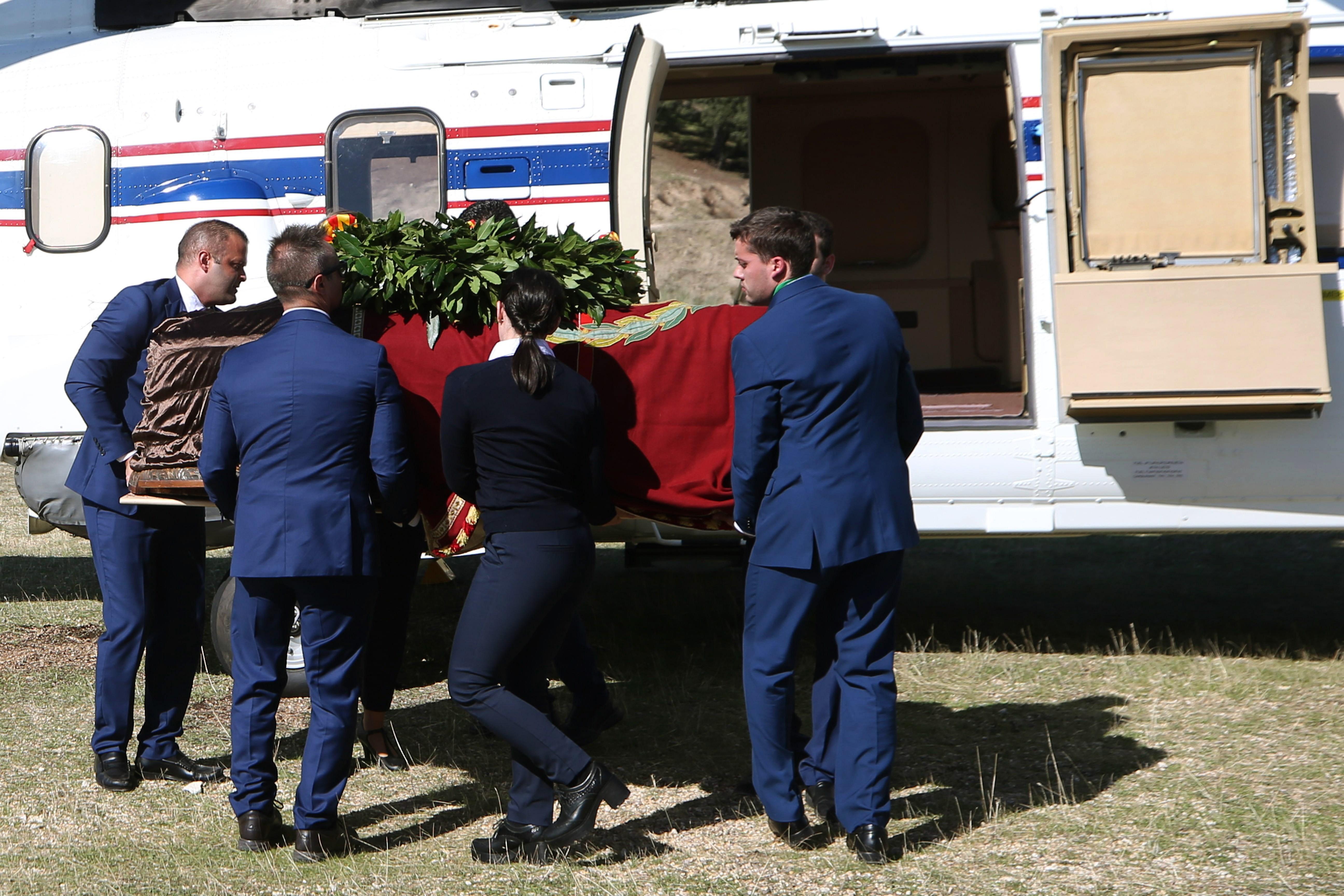 Operarios portan el féretro con los restos de Francisco Franco tras el aterrizaje del helicóptero al Monte de El Pardo antes de su traslado al cementerio de El Pardo-Mingorrubio para su reinhumación. EFE/Javier Lizón