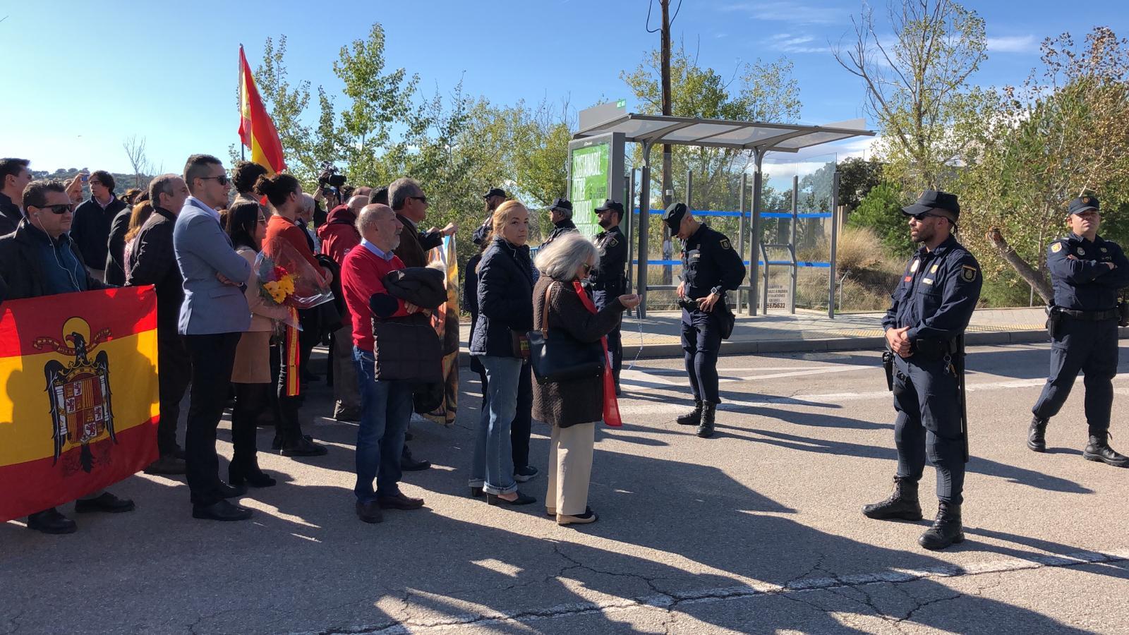 Nostálgicos del franquismo rezan frente al cementerio de Mingorrubio, en El Pardo