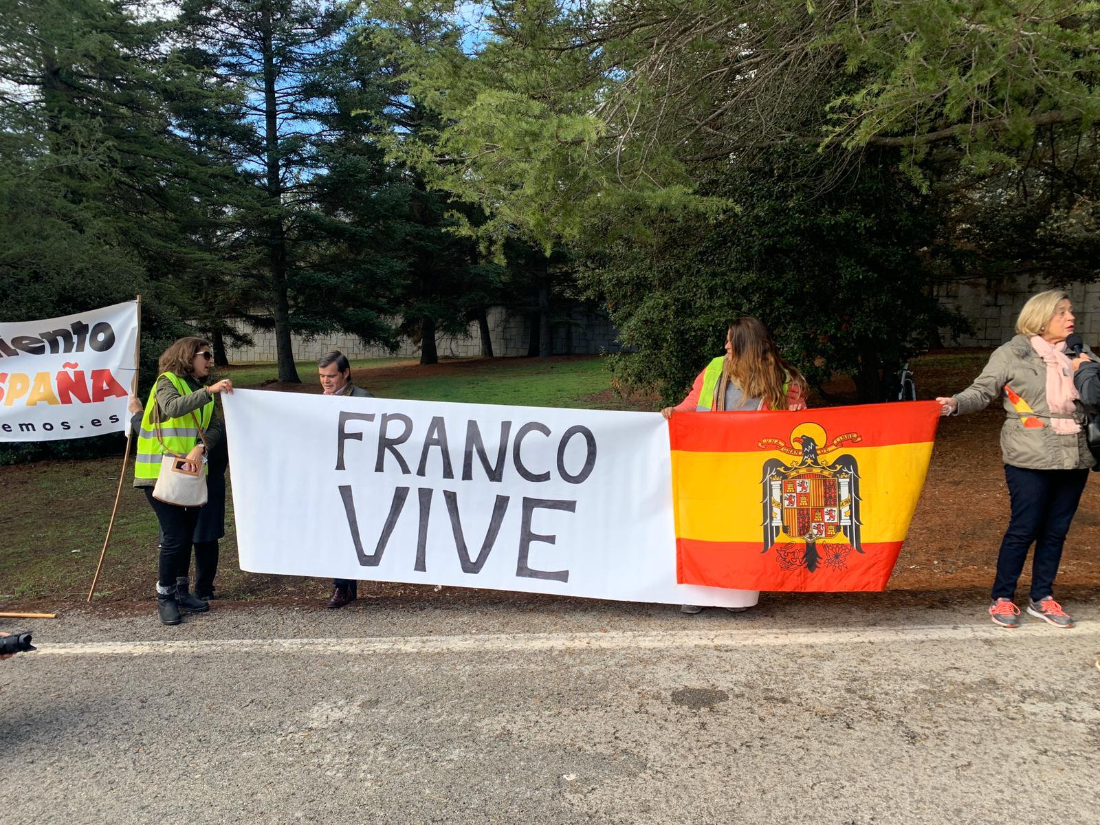 "Franco Vive" junto a una bandera preconstitucional en la puerta del Valle de los Caídos ante la exhumación del dictador Francisco Franco