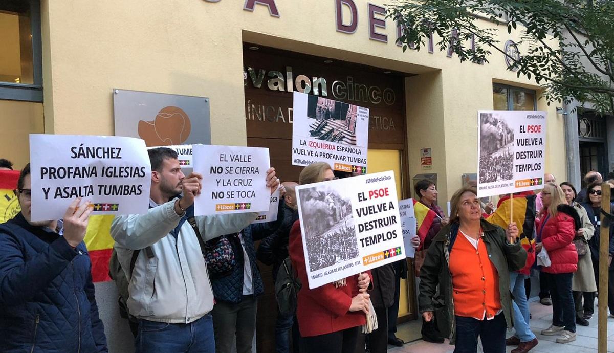 Manifestación ultra en Ferraz tras la exhumación de Francisco Franco