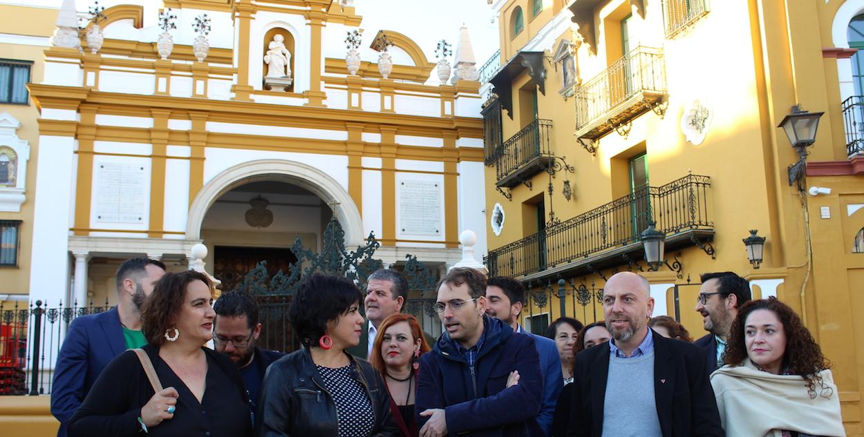 Dirigentes y diputados de Adelante Andalucía, este jueves frente a la basílica de la Macarena donde está enterrado Queipo de Llano.