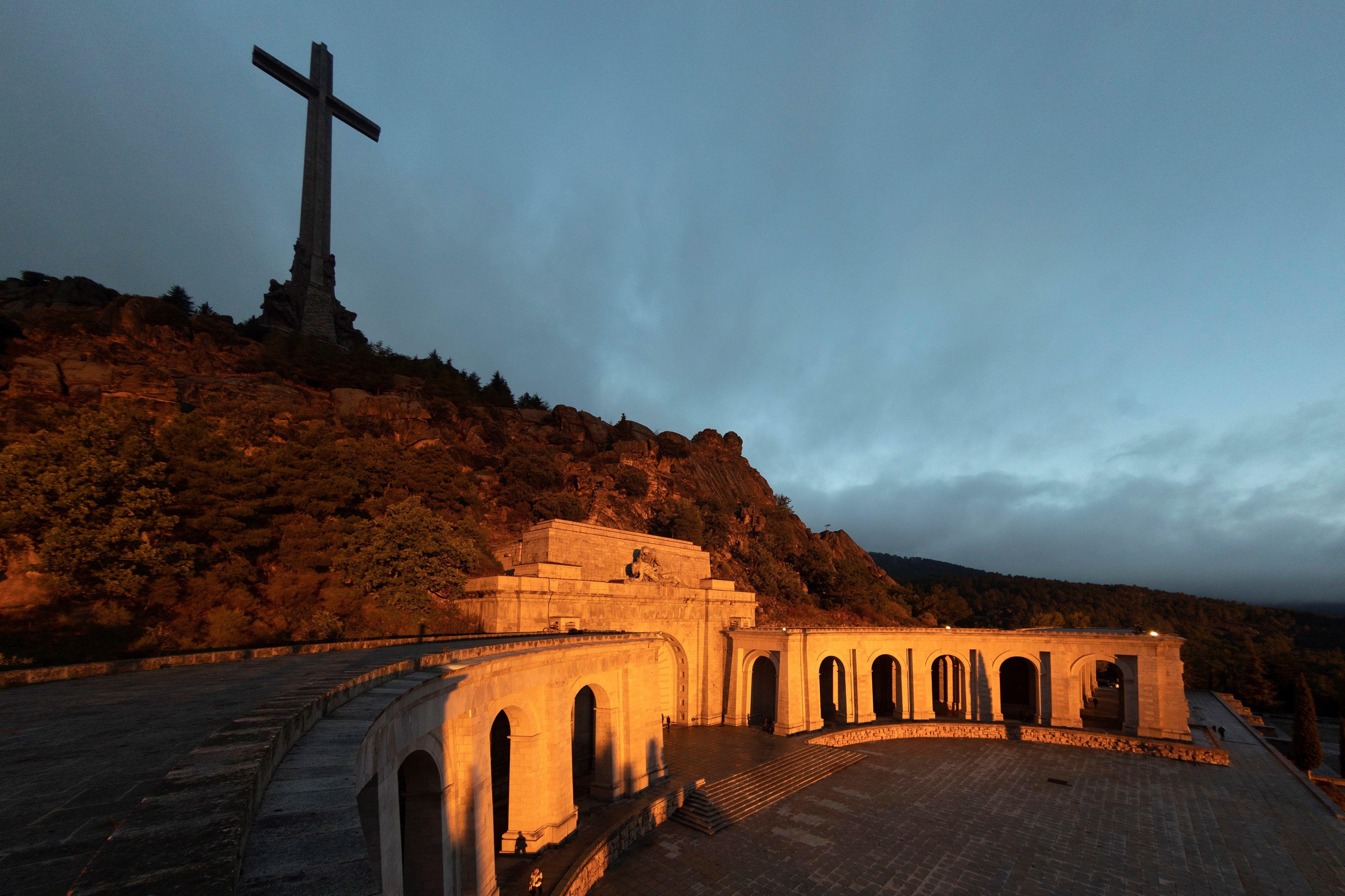 Vista de la explanada de la Basílica del Valle de los Caídos antes de la exhumación de Francisco Franco