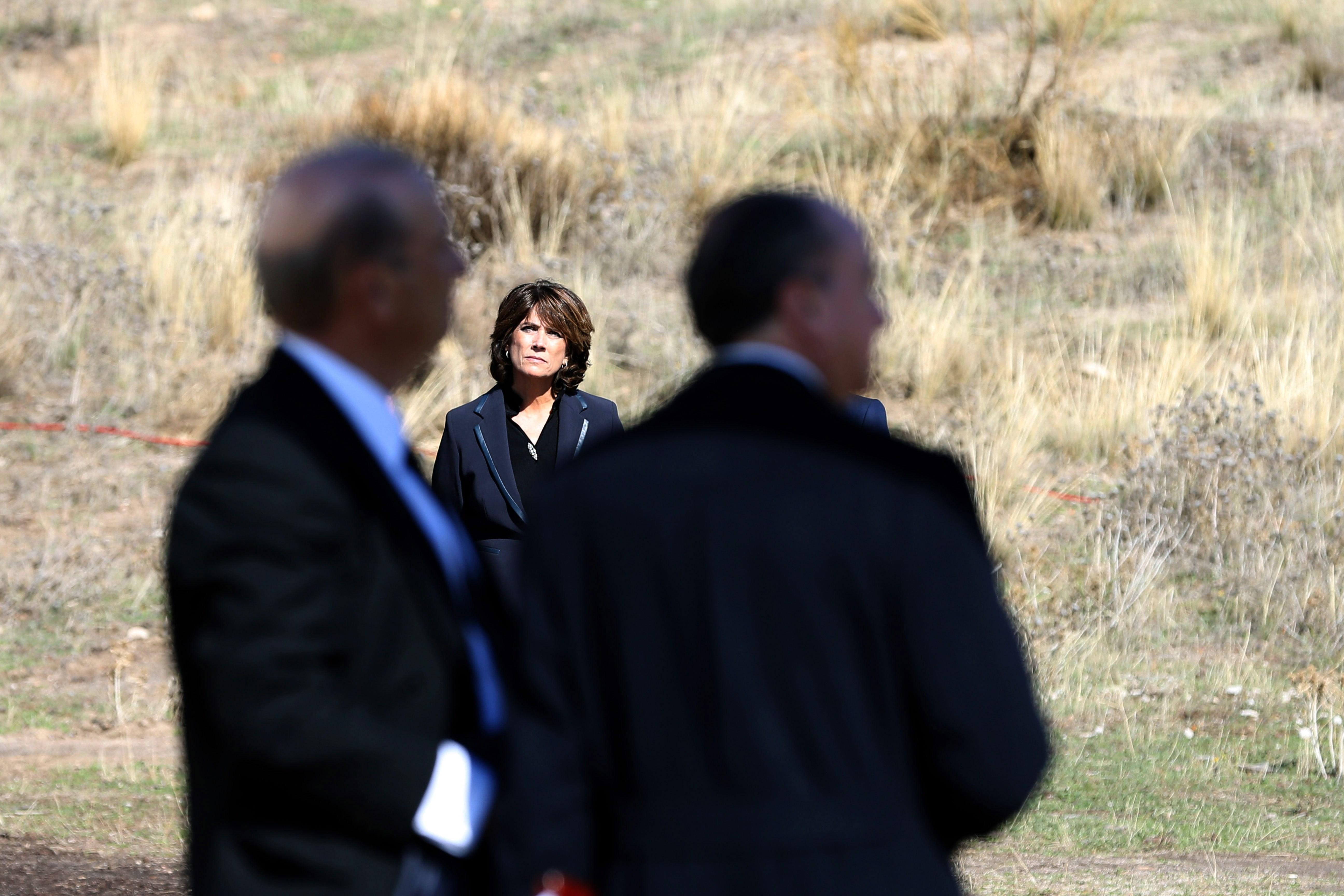 La ministra de Justicia, Dolores Delgado, observa a Francis Franco y el abogado de la familia, Utrera de Molina.