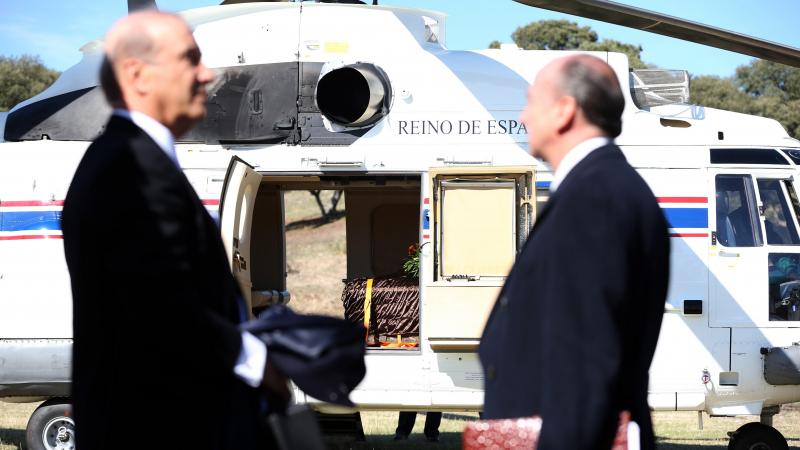 El nieto de Francisco Franco, Francis Franco (i) y el abogado de la familia, Luis Felipe Utrera Molina (d) observan el traslado de los restos del dictador tras el aterrizaje del helicóptero al Monte de El Pardo, desde donde será trasladado al cementerio de El Pardo-Mingorrubio para su reinhumación. EFE