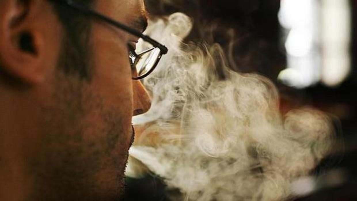 Los vapeadores pueden ayudar a los adultos a dejar de fumar y son prácticamente inocuos para la salud