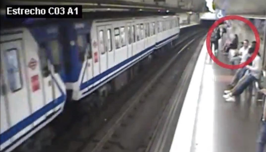 Caída de una chica a la vía de Metro Madrid