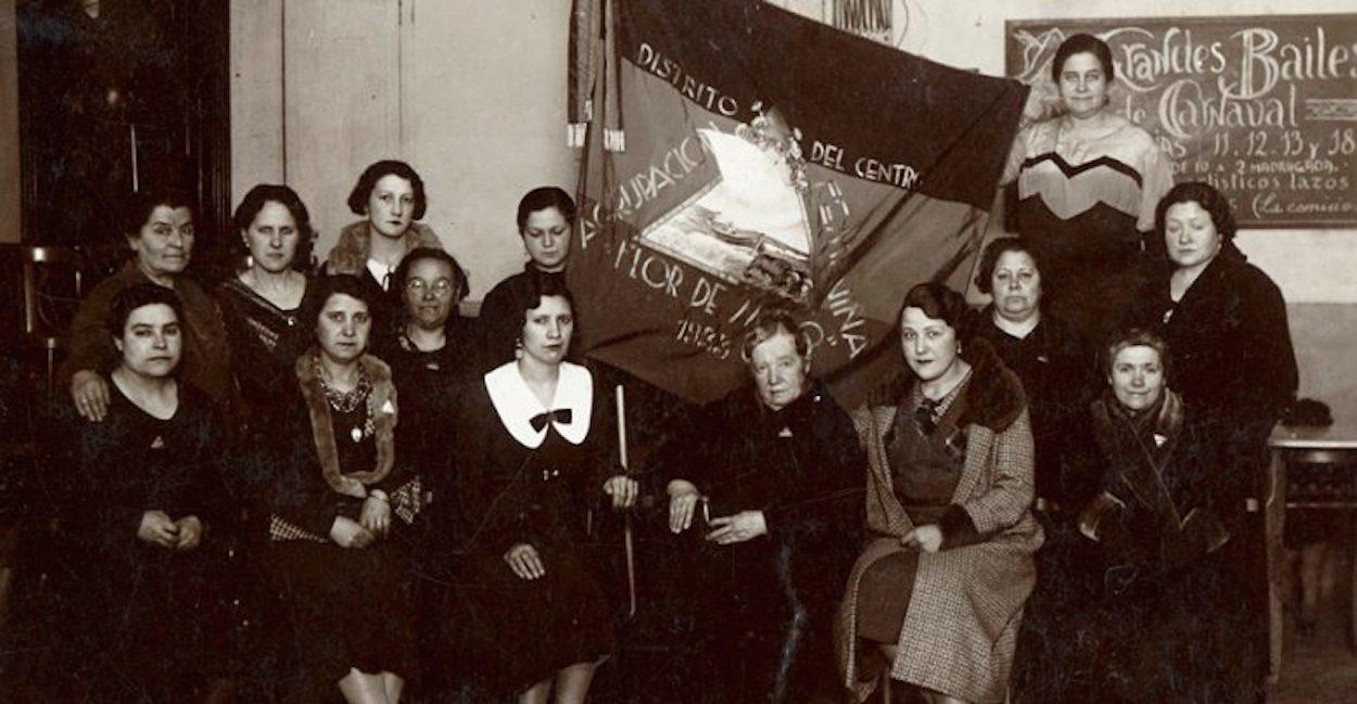 Foto de familia de activistas republicanas. Amalia Carvia es la tercera por la derecha de la fila de abajo.