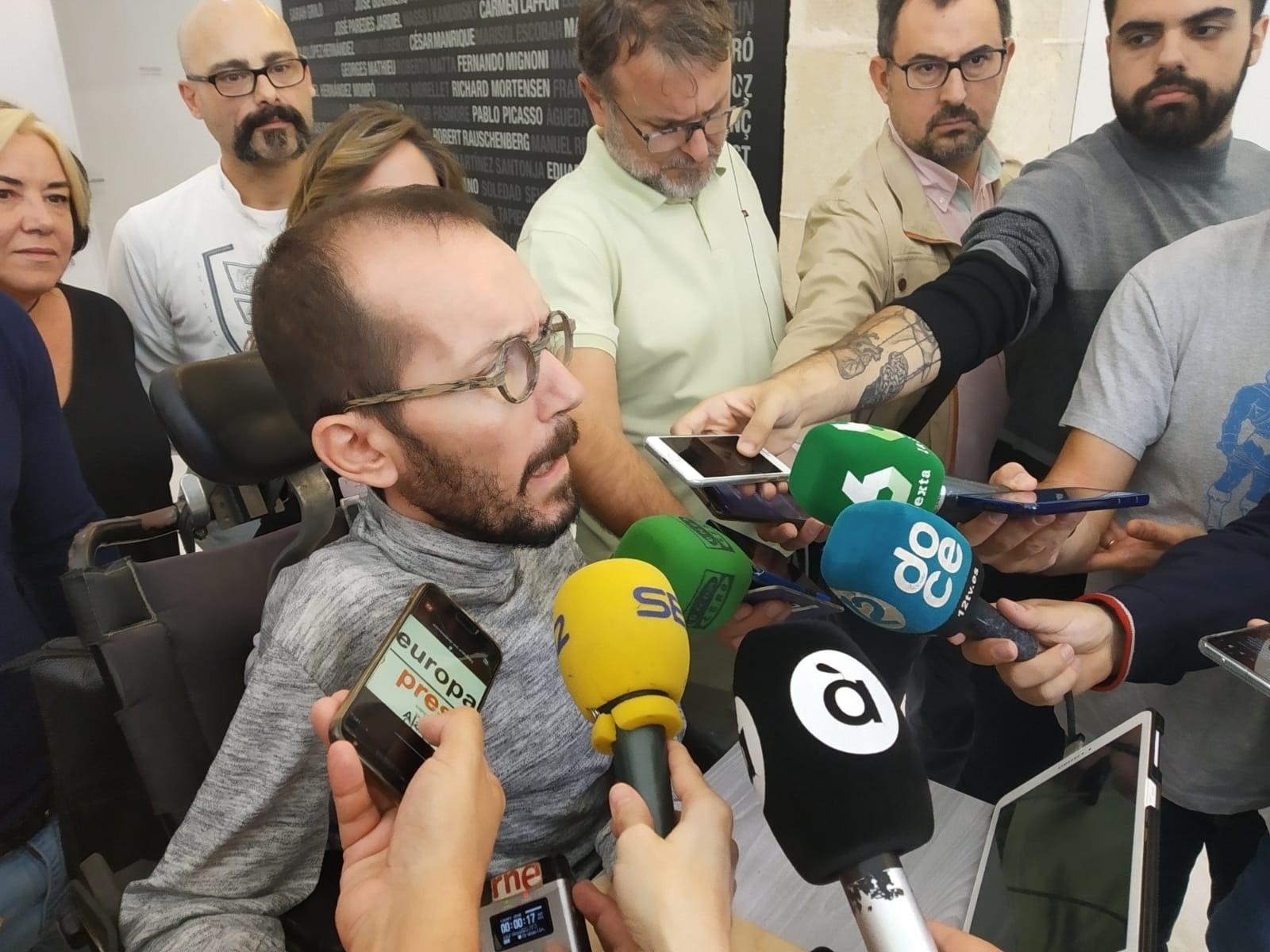 Pablo Echenique atiende a los medios este viernes en Alicante 