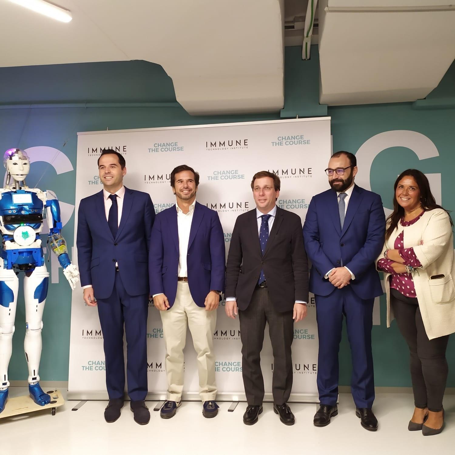 Almeida y Aguado inaugurando Immune Technology Institute. EP