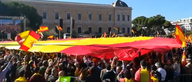 La bandera gigante de Vox. Fuente: Twitter.