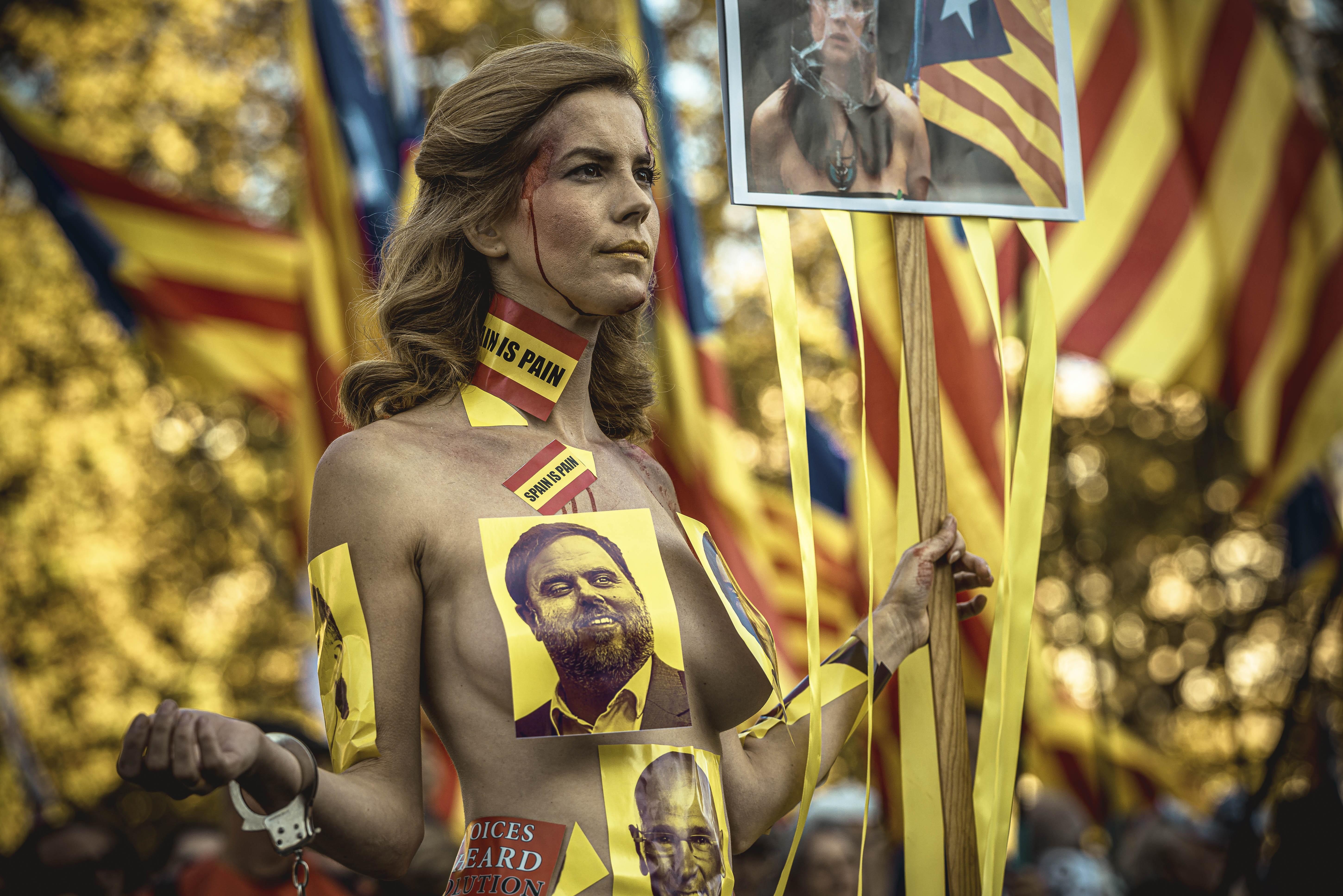 La activista Lil Jones, se desnuda en las protestas de Barcelona contra la sentencia del procés