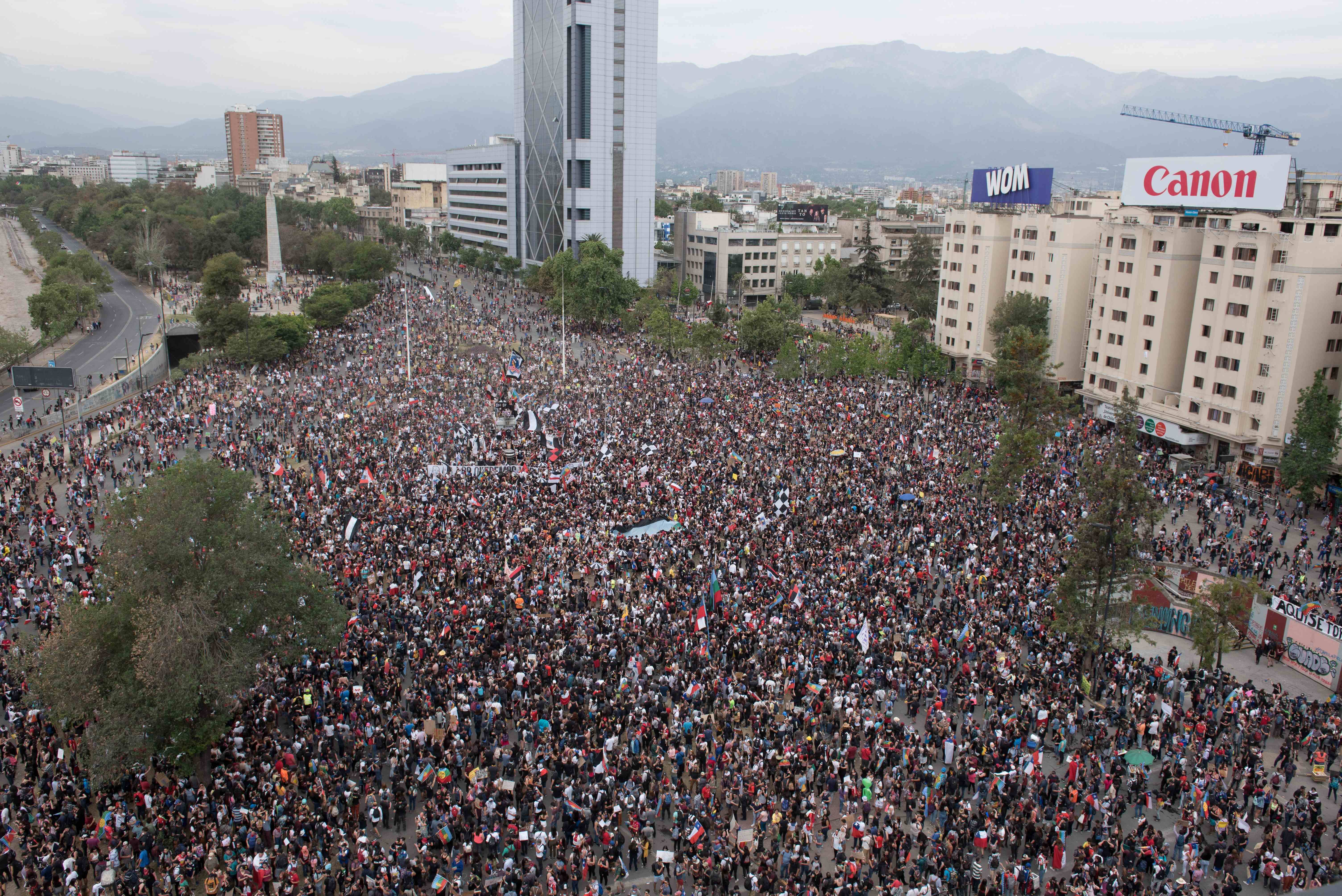 Miles de personas protestan en Santiago de Chile