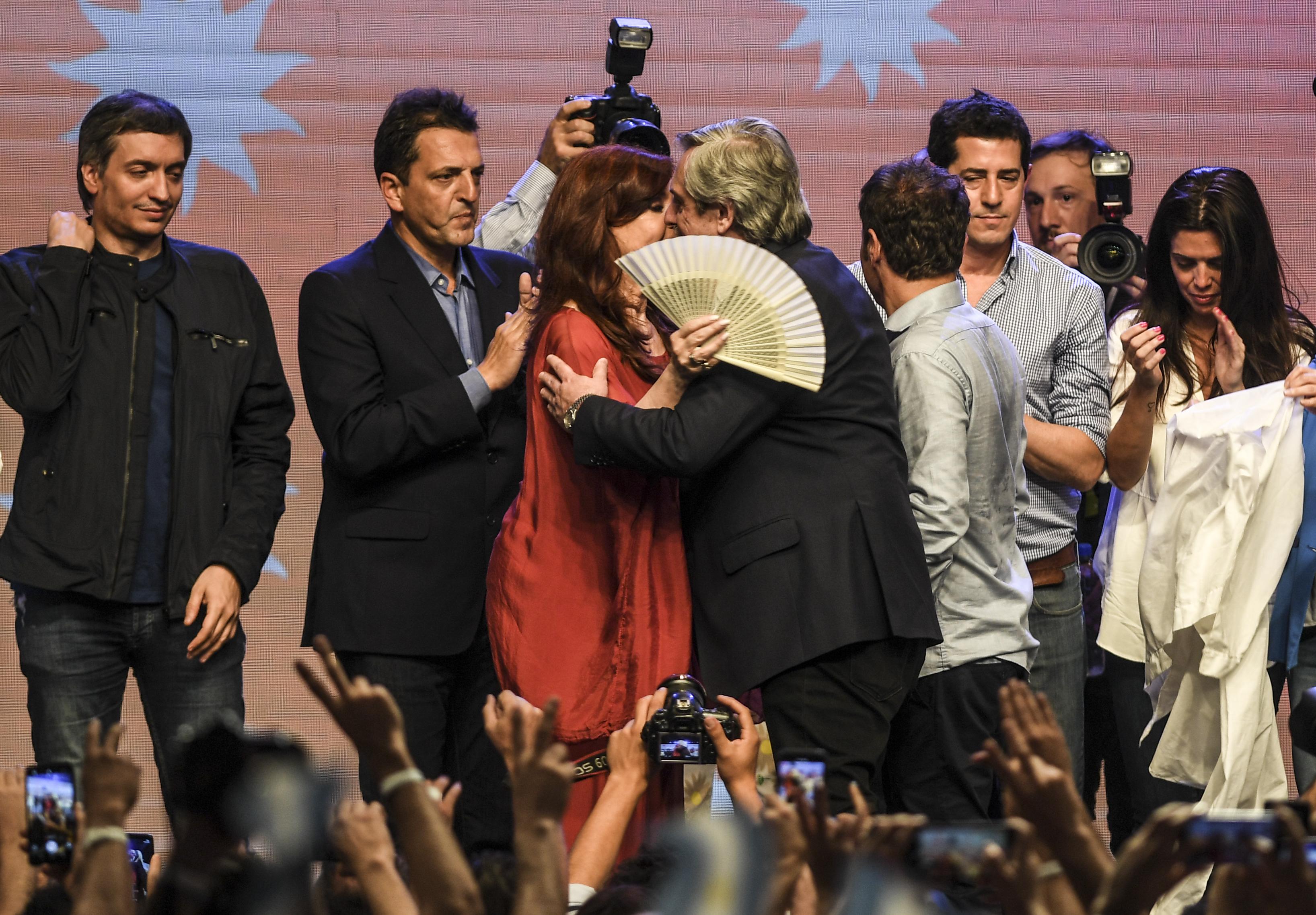 Alberto Fernandez y la expresidenta argentina, Cristina Fernandez de Kirchner, celebran en Buenos Aires su victoria electoral.
