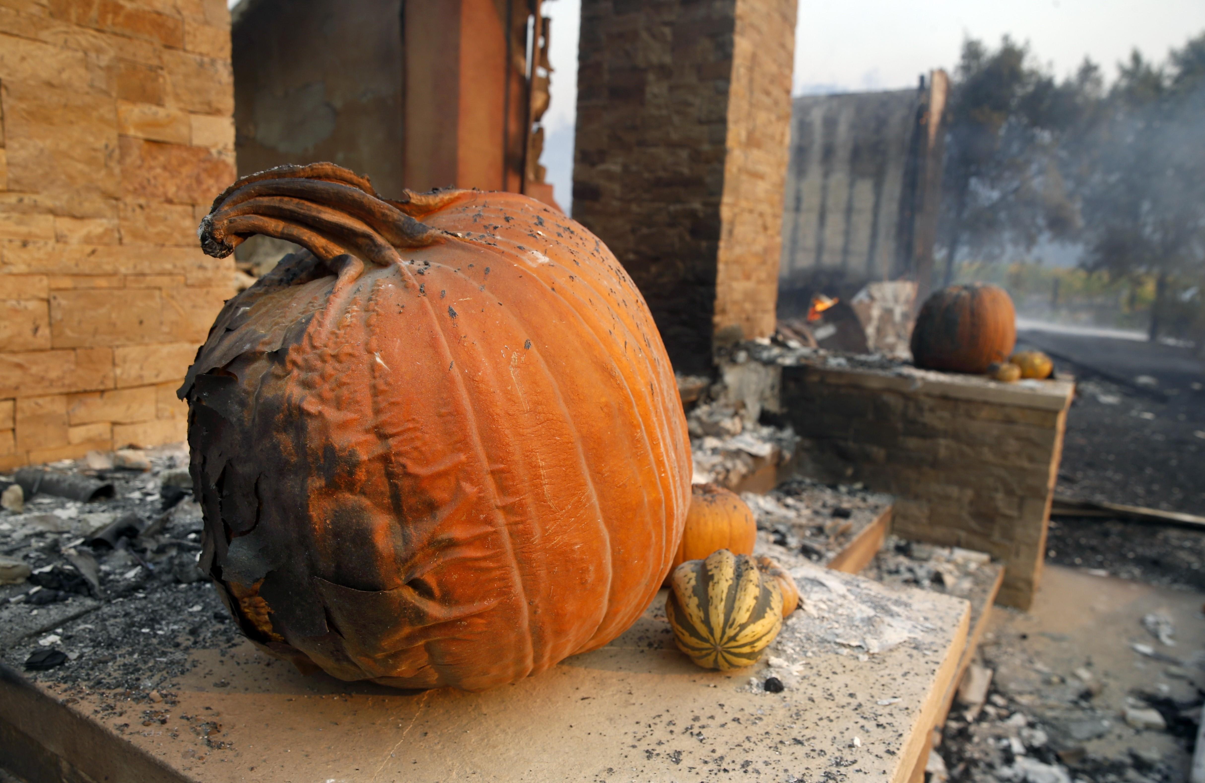 Varias calabazas de decoración de Halloween han sucumbido a las llamas en California