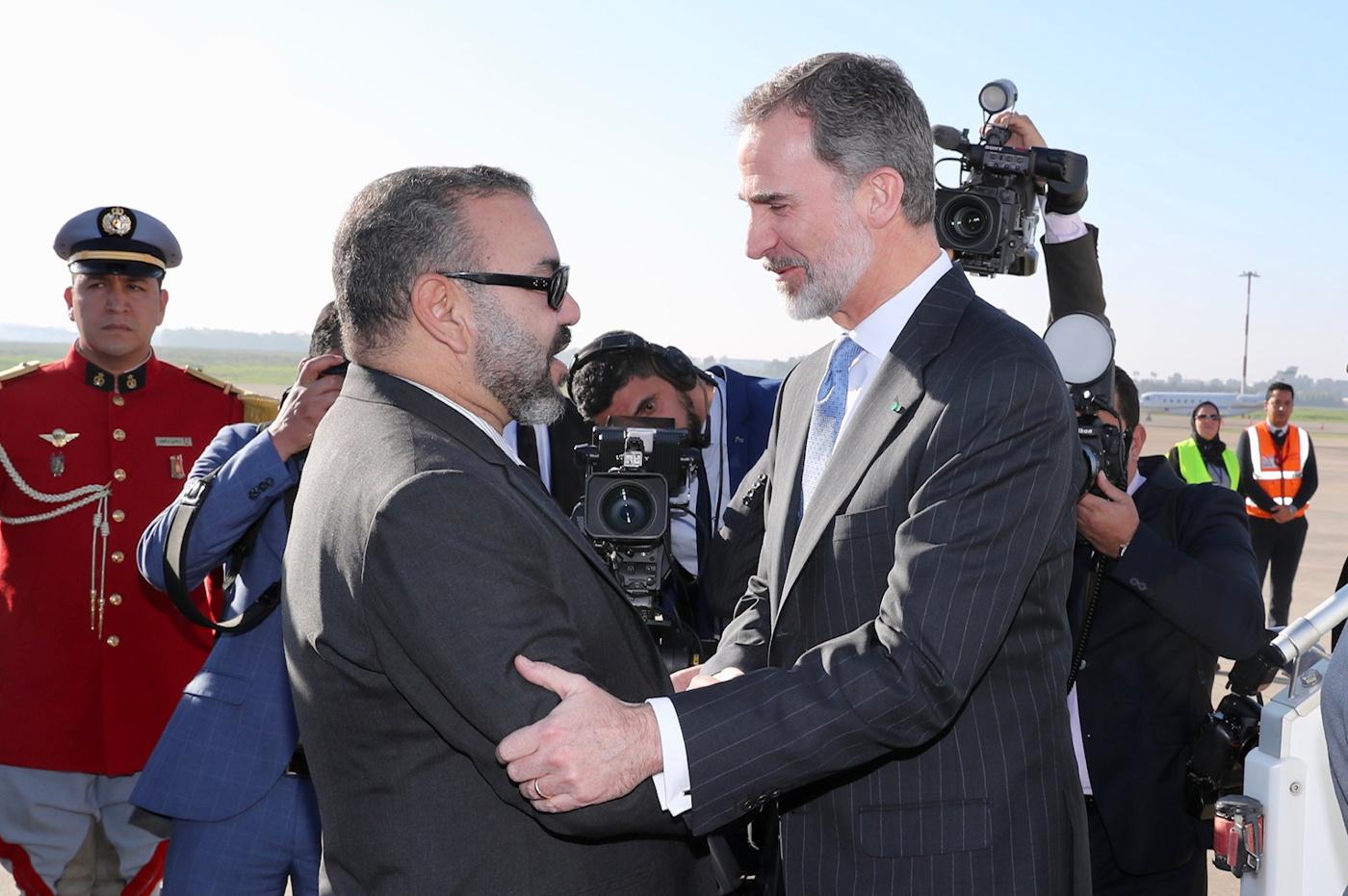 El Rey Felipe VI a su llegada al Aeropuerto de Rabat es recibido por el Rey Mohamed VI