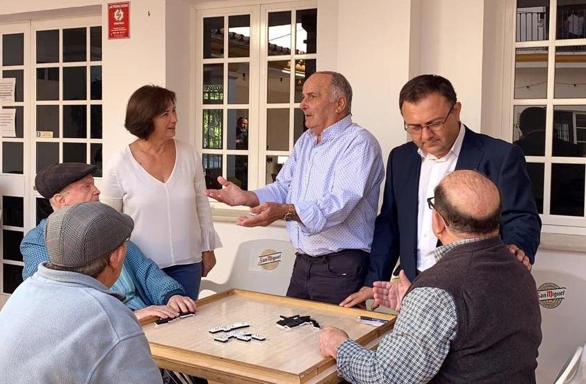 Jubilados andaluces dialogan con la socialista Carmen Segura