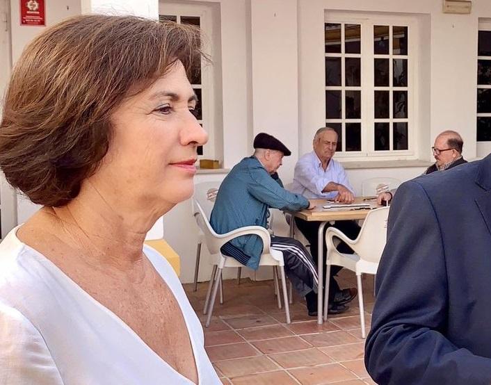 La secretaria general del PSOE de Fuengirola, Carmen Segura, pasea ante un grupo de jubilados.