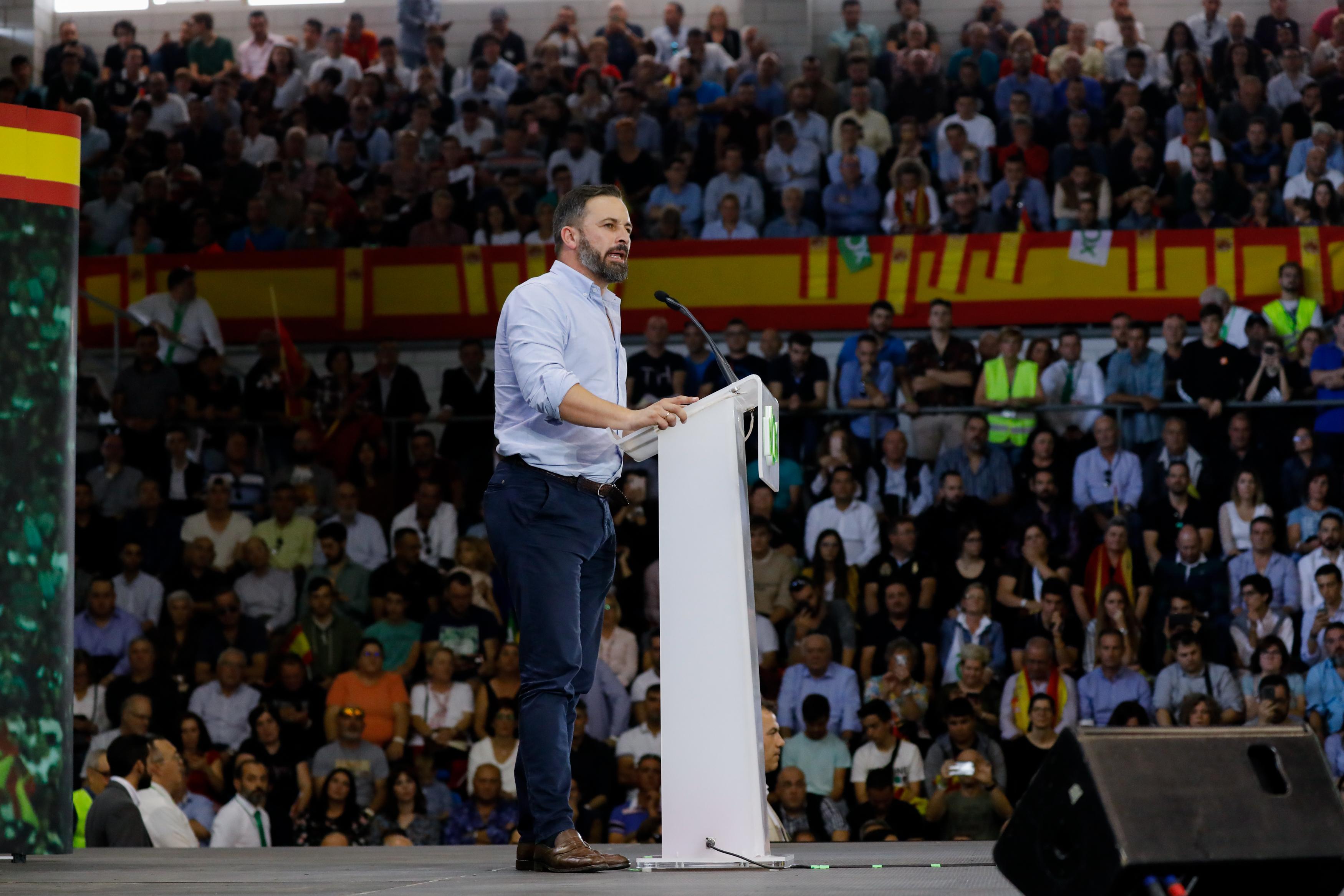 El presidente de Vox Santiago Abascal interviene durante el mitin del partido en Murcia (España) a 27 de octubre de 2019 