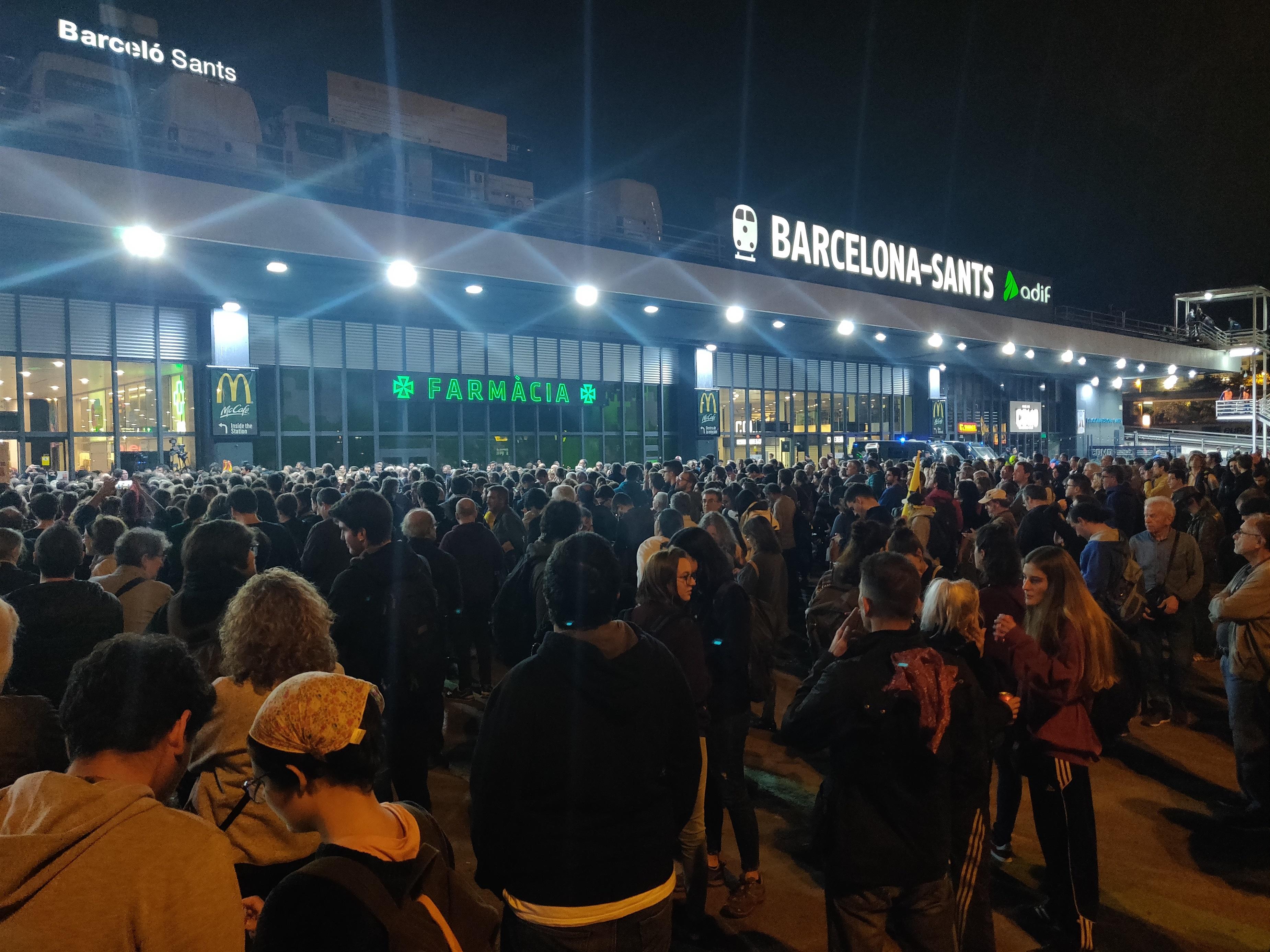 Centenares de manifestantes de los CDR bloquean los accesos a la estación de Sants de Barcelona