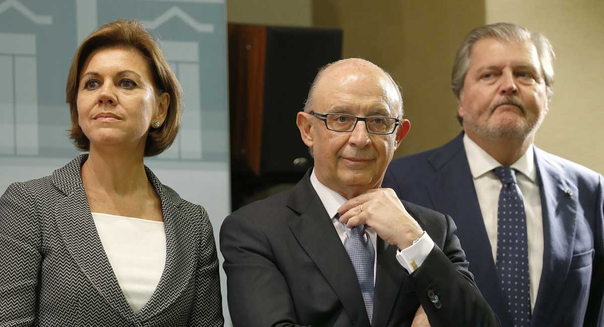 La ministra de Defensa, María Dolores de Cospedal (i); de Hacienda, Cristóbal Montoro (c); y de Educación y portavoz del Gobierno, Íñigo Méndez de Vigo (d). 