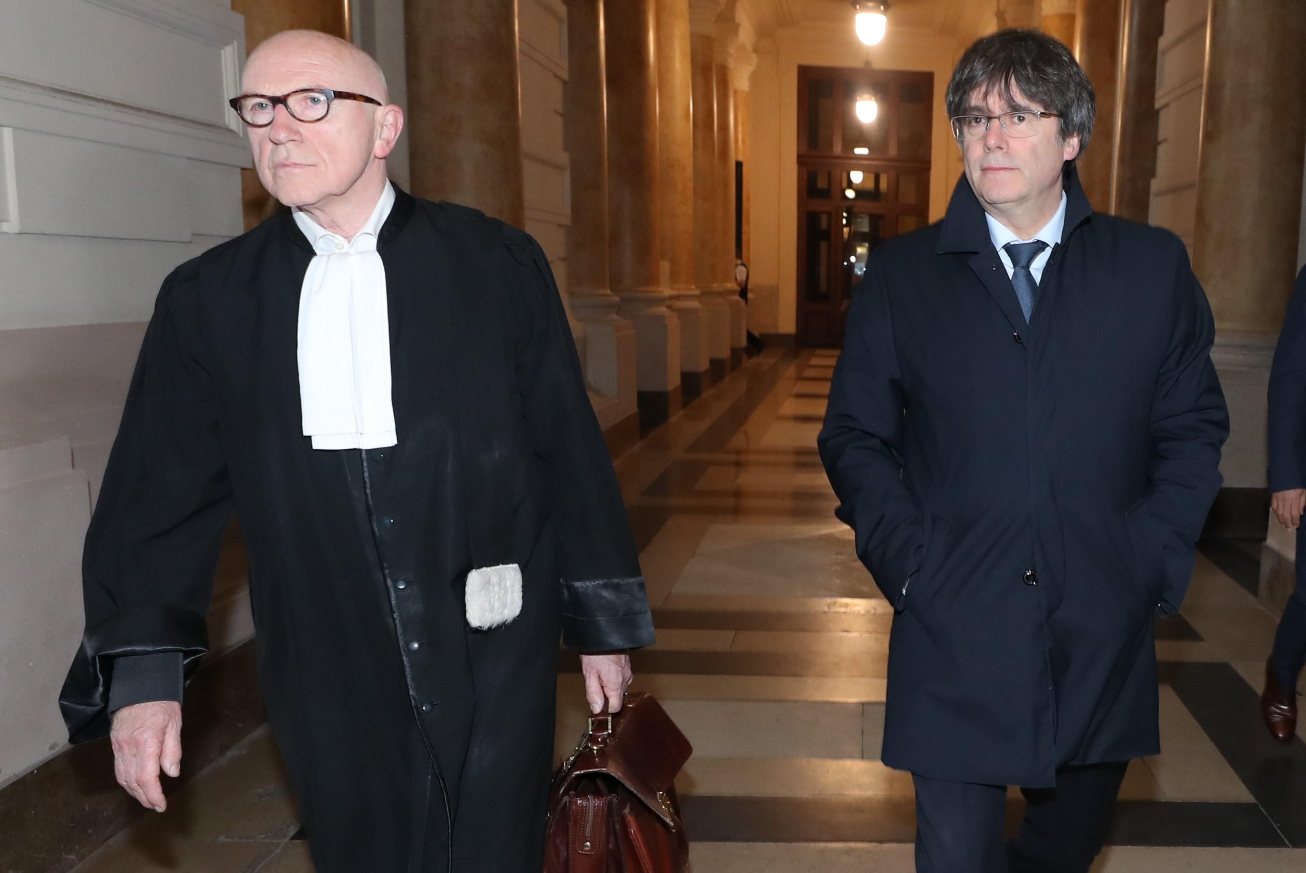 El expresidente de Cataluña, Carles Puigdemont, llega al tribunal belga que ha recibido la orden de extradición.