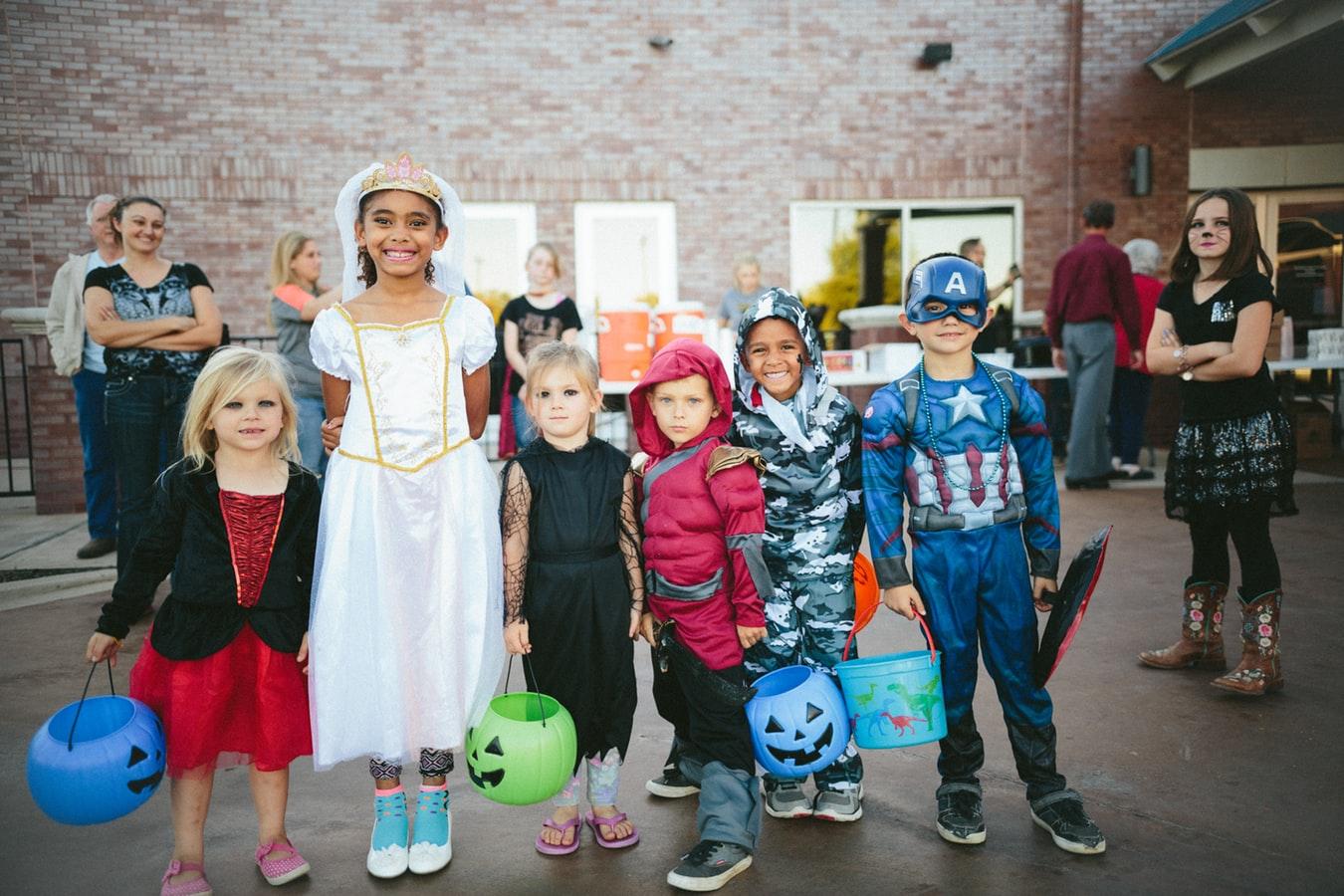 Varios niños disfrazados en Halloween. Unsplash