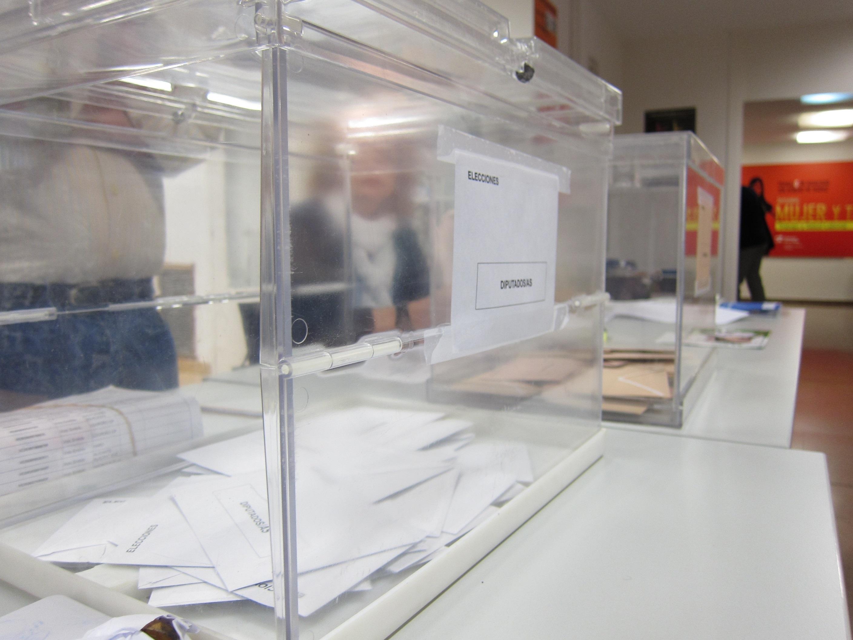 PSOE, PP, Vox, Cs y PNV rechazan rebajar a los 16 años la edad para votar. En la imagen, votos en una urna. Fuente: EP.