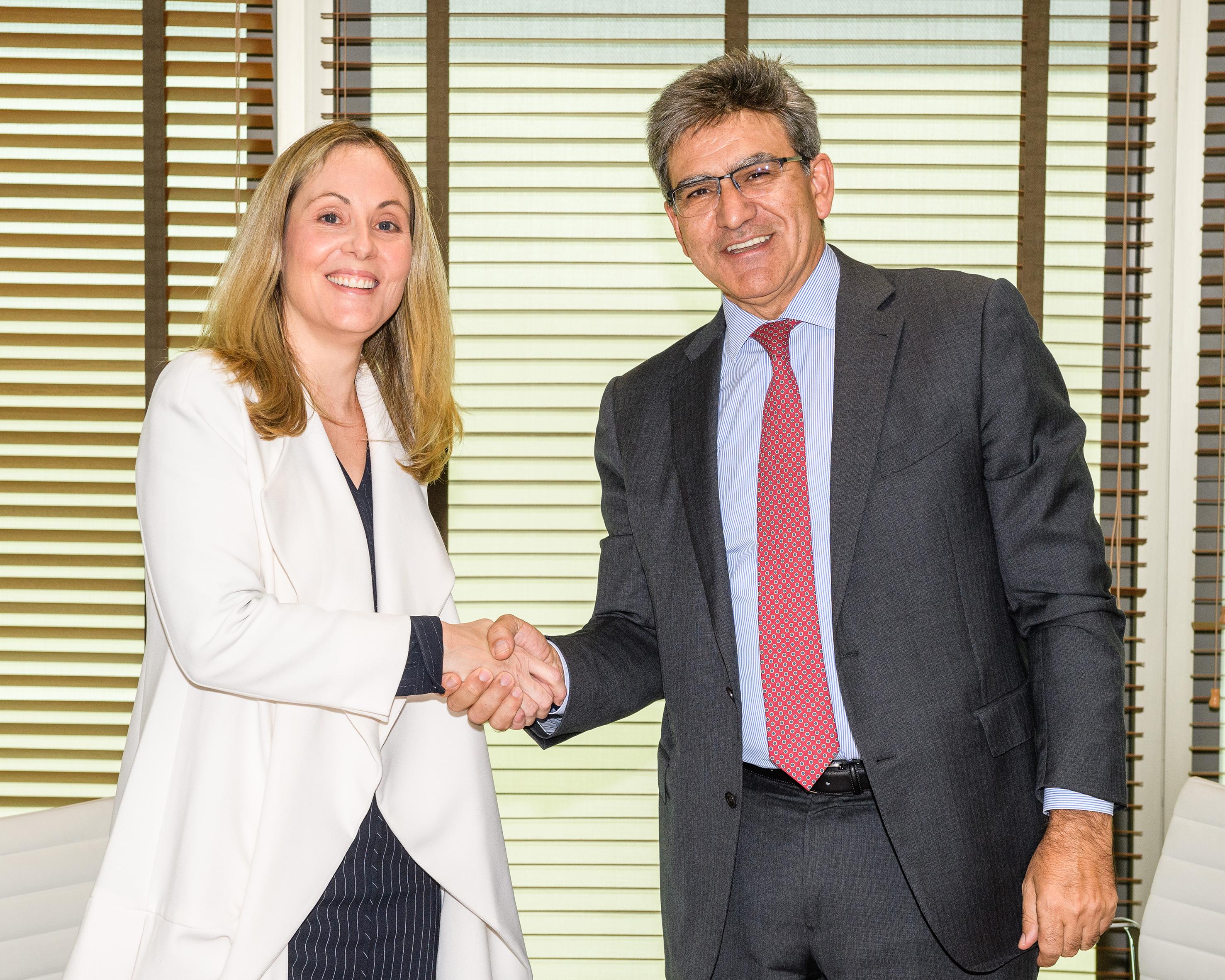 La Vicepresidenta del BEI, Emma Navarro y el CEO de Banco Santander, José Antonio Álvarez, en el momento de la firma del acuerdo