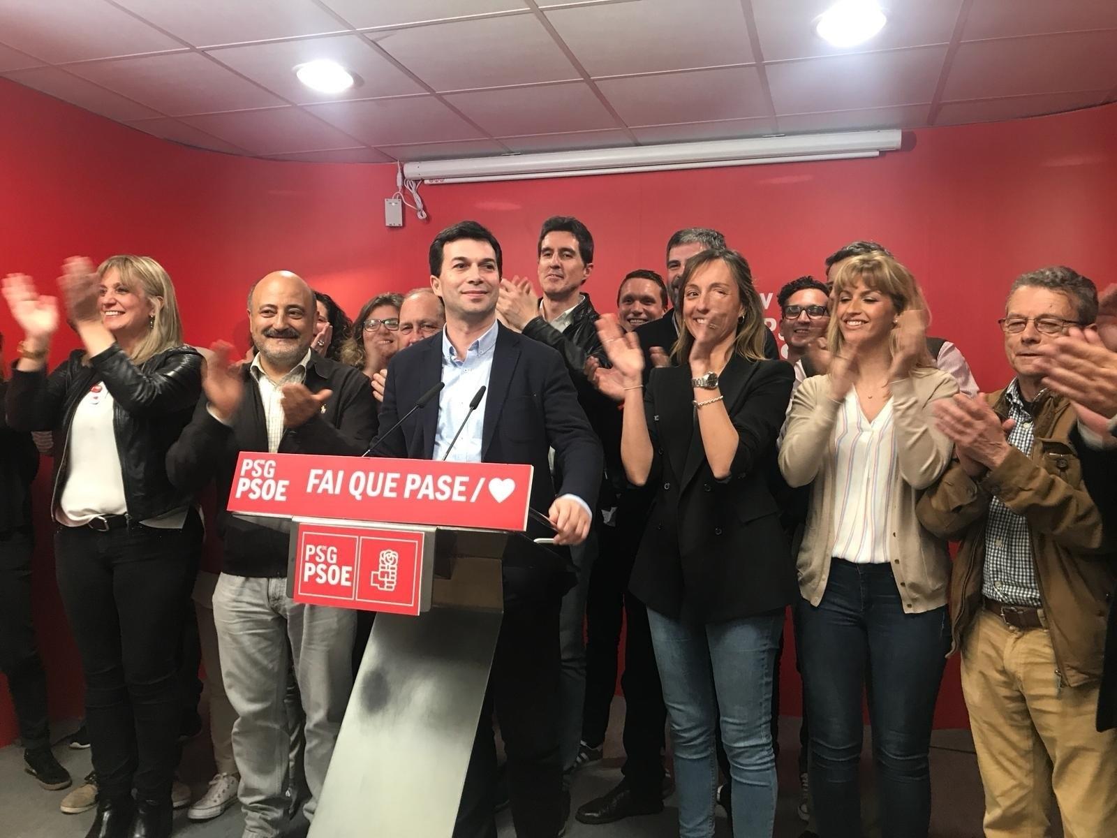 El secretario xeral del PSdeG, Gonzalo Caballero, arropado por dirigentes de su formación en Santiago. Fuente: EP.