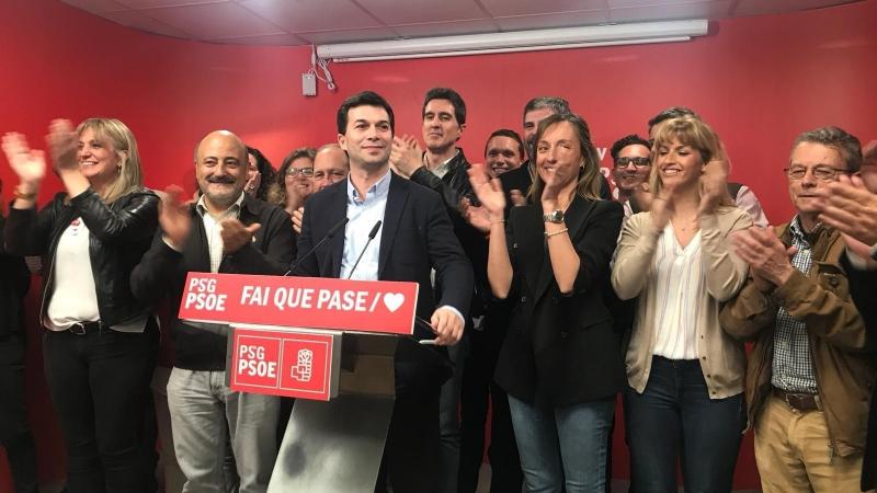El secretario xeral del PSdeG, Gonzalo Caballero, arropado por dirigentes de su formación en Santiago. Fuente: EP.