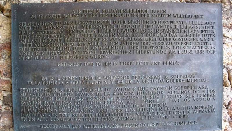 Placa explicativa del cementerio militar alemán de Cuacos de Yuste. Wikipedia