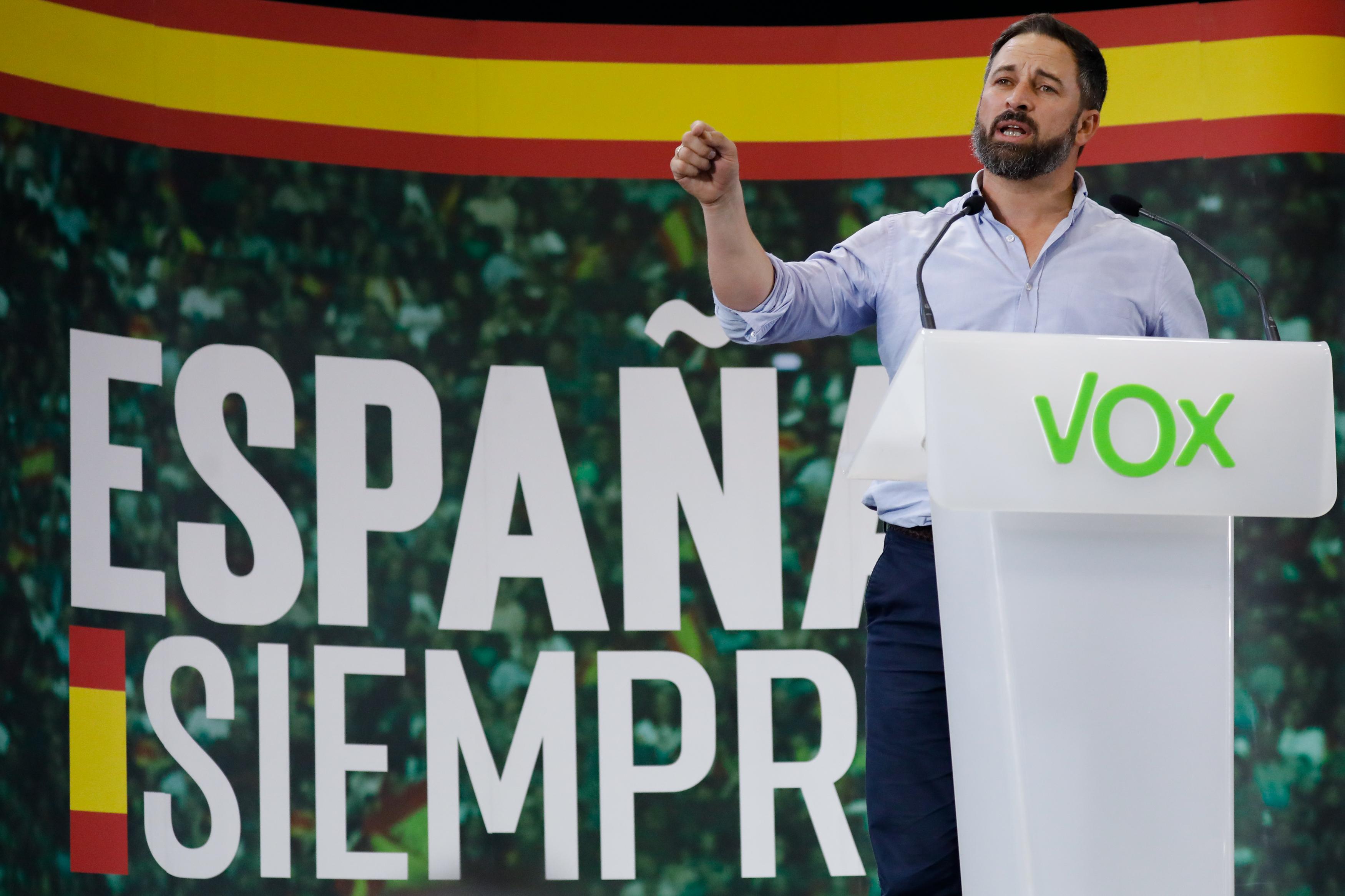 El presidente de Vox Santiago Abascal habló de las ayudas a inmigrantes durante el mitin del partido en Murcia. EP