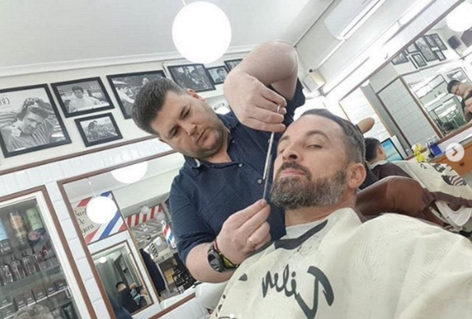 El líder de Vox, Santiago Abascal, junto a su barbero cubano, Elvis. Instagram