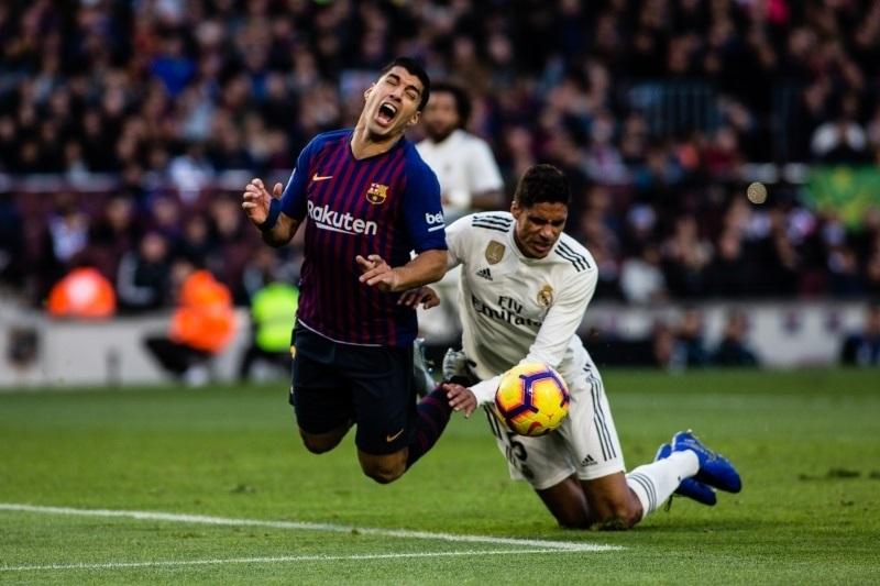 Luis Suárez (Barcelona) y Varane (Real Madrid) en el Clásico. Europa Press.