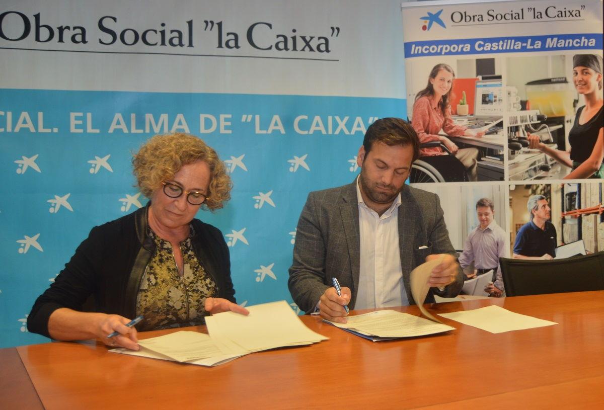 Un momento de la firma del convenio entre  Puy Du Fou y la Caixa para fomentar la integración laboral de personas en riesgo de vulnerabilidad a través de Incorpora