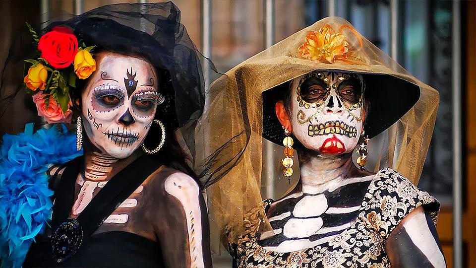 Dos personas disfrazadas por Halloween del personaje mexicano Catrina. Telemadrid