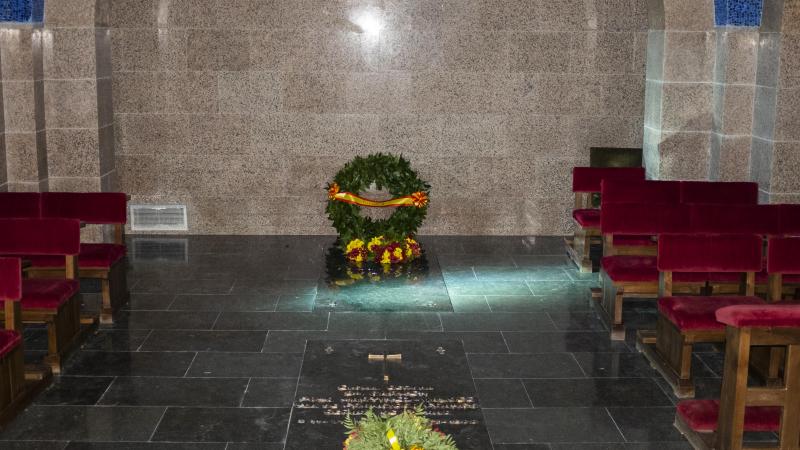 EuropaPress 2456498 Imagen de la capilla donde se encuentra la tumba de Franco con una corona de laurel y flores en el cementerio de El Pardo Mingorrubio en Madrid a 30 de octubre de 2019 