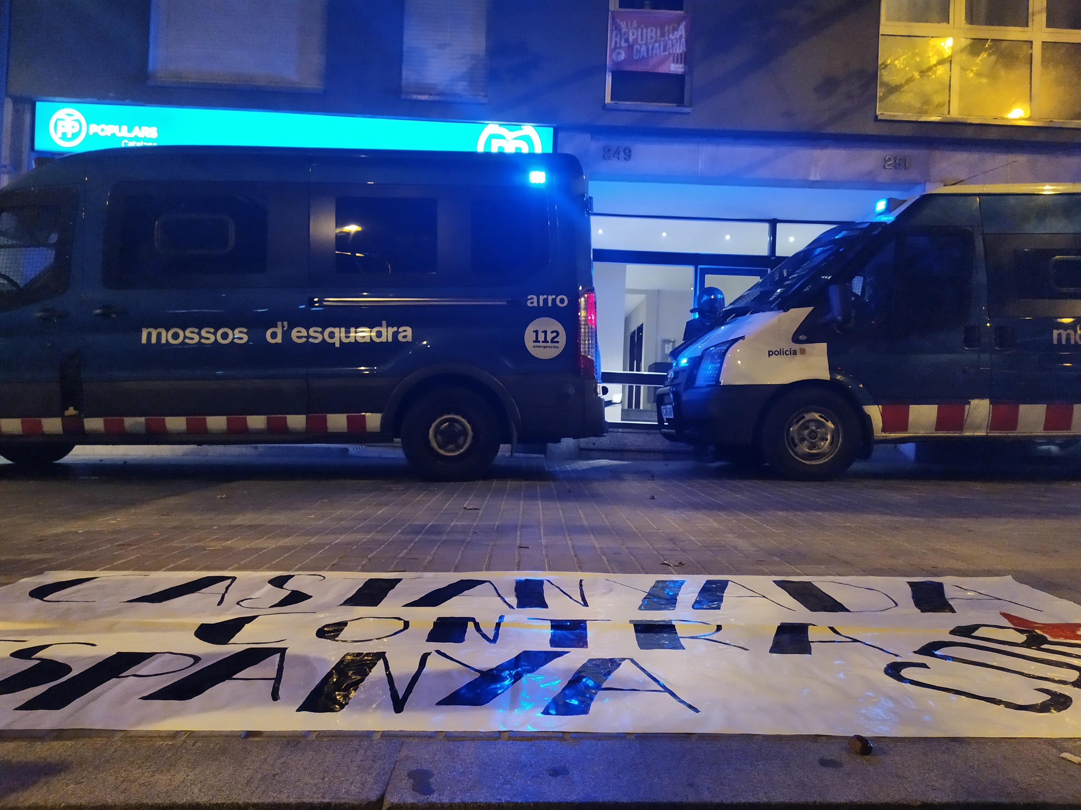 Vehículos antidisturbios de los Mossos d'Esquadra ante la sede del PP en Barcelona en 2020