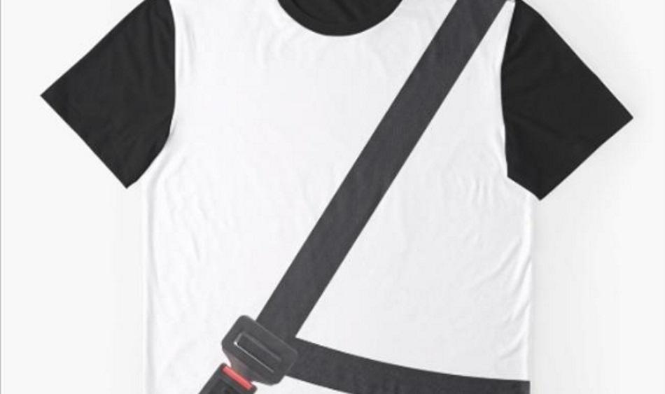 La camiseta con una banda que simula el cinturón de seguridad. Twitter