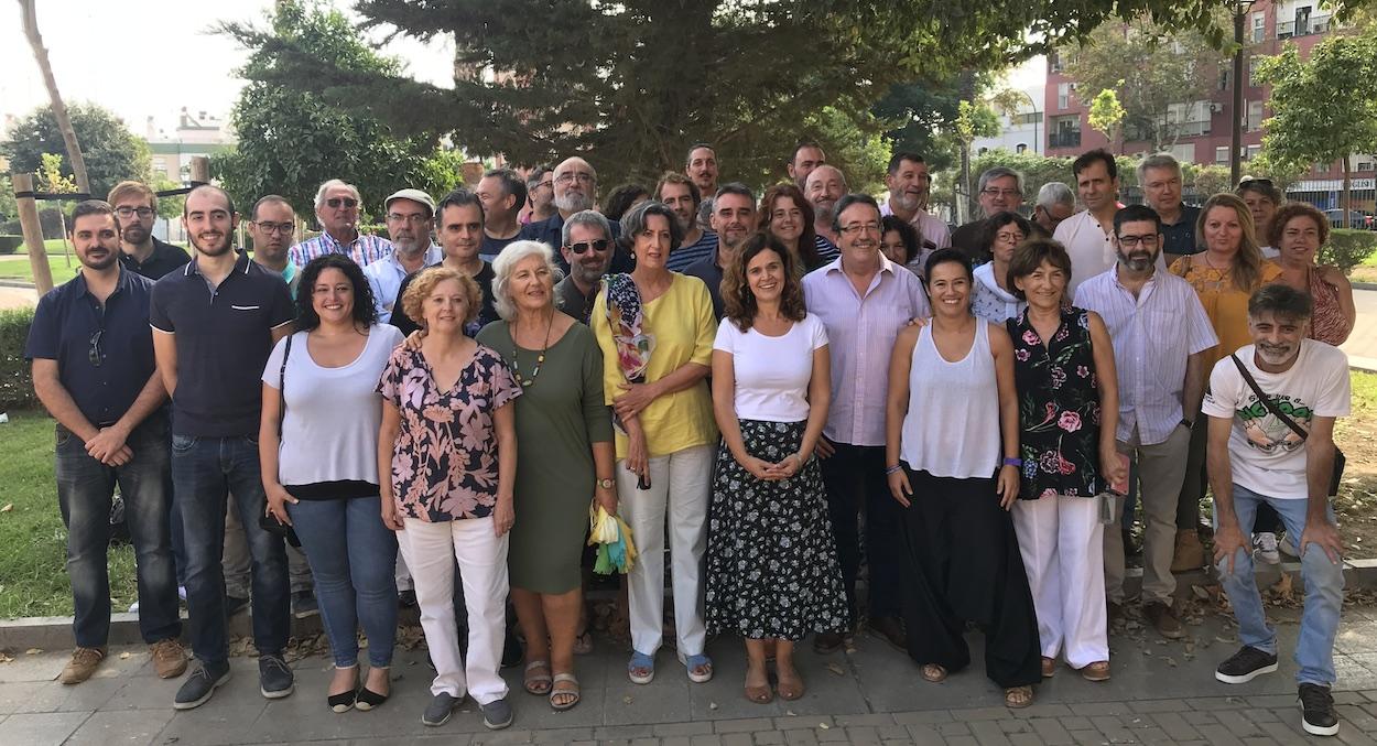 Foto de familia de los candidatos Más País por Sevilla. En la primera fila, en el centro, la cabeza de lista, Esperanza Gómez.