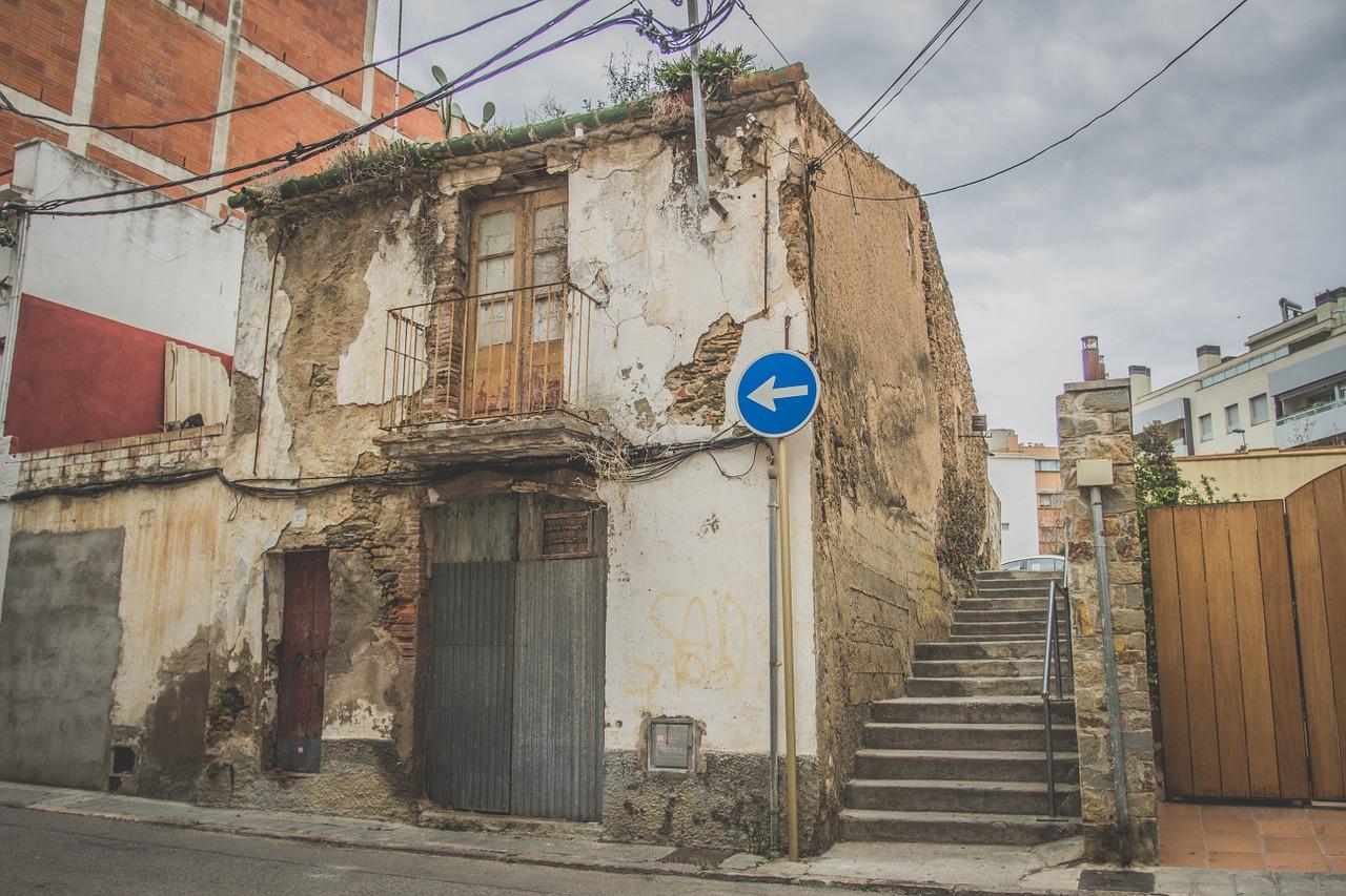 Calle de un pueblo destrozada. Pixabay.
